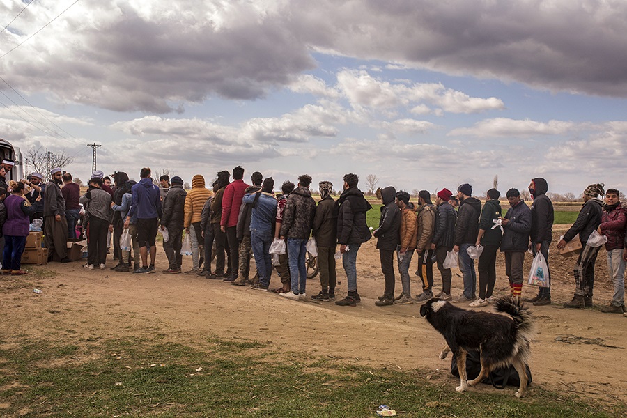 Cola de migrantes y refugiados en Edirne, Turquía (DAMLA ATAK / ZUMA PRESS / CONTACTOPHOTO)
