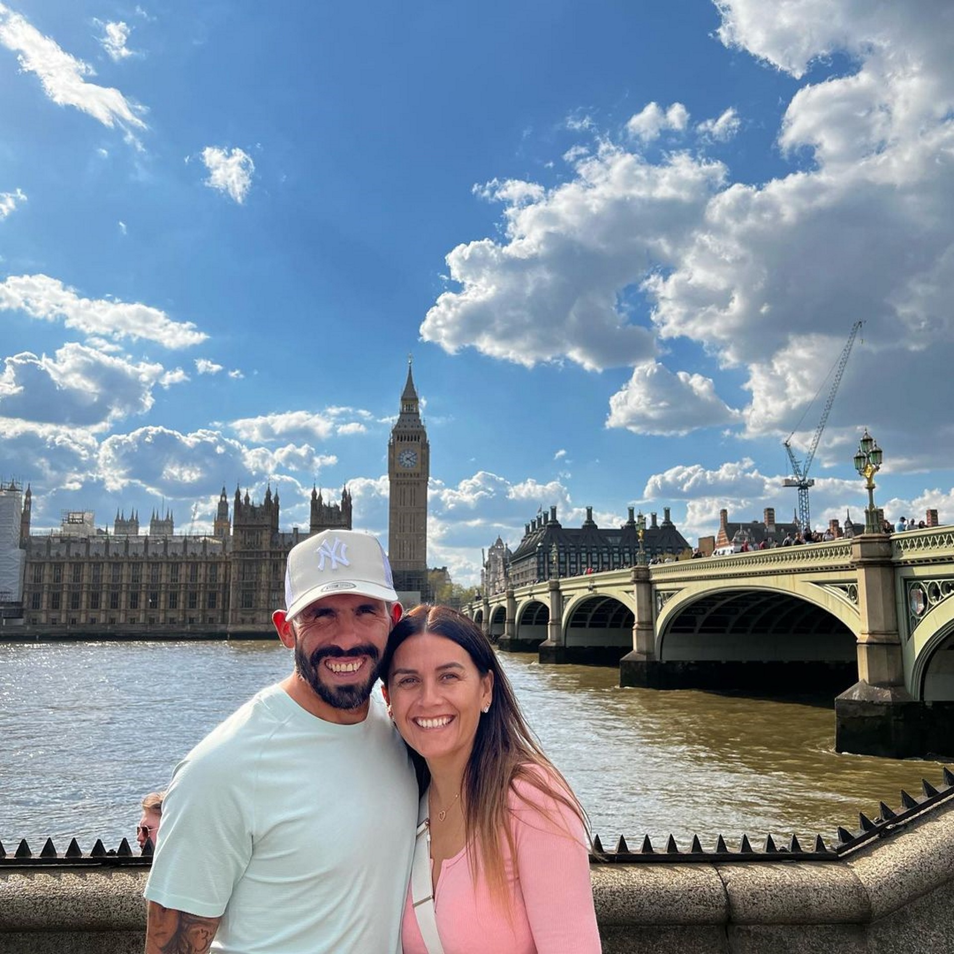"Recuperando el tiempo", escribió Carlitos desde Londres en una imagen con su esposa (Foto: @__carlitostevez)