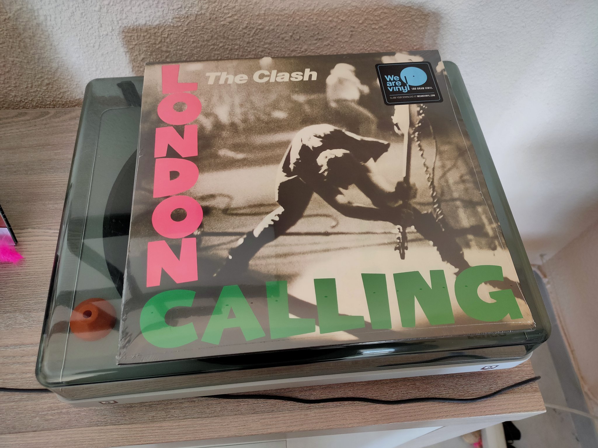 Una canción del disco London Calling de The Clash fue utilizada por el abogado del Chapo para ejemplificar el juicio del capo mexicano (Foto: Twitter / @MorenoRos)