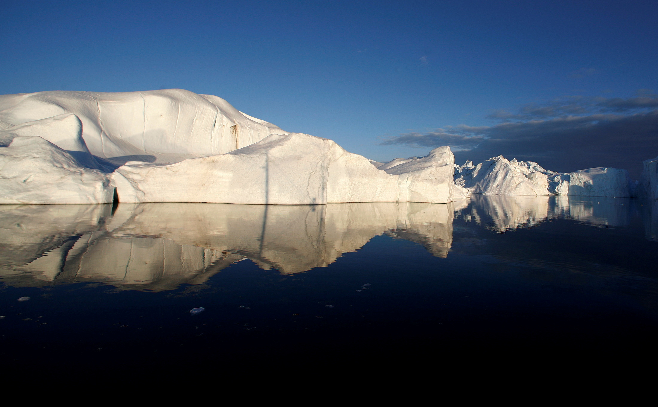 FOTO DE ARCHIVO: Los icebergs se reflejan en las aguas tranquilas de la boca del fiordo de hielo Jakobshavn, cerca de Ilulissat, Groenlandia, el 15 de mayo de 2007.  REUTERS/Bob Strong