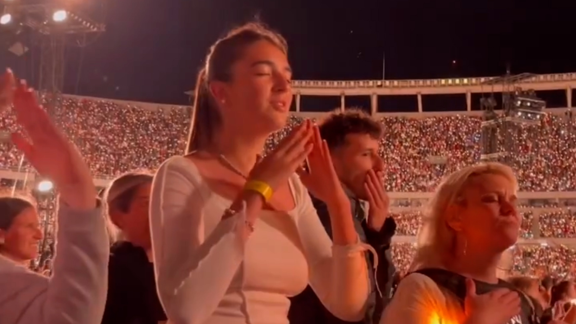 Margarita, la hija de Esteban Bullrich, fue a ver a Coldplay y se emocionó al cantar en lengua de señas