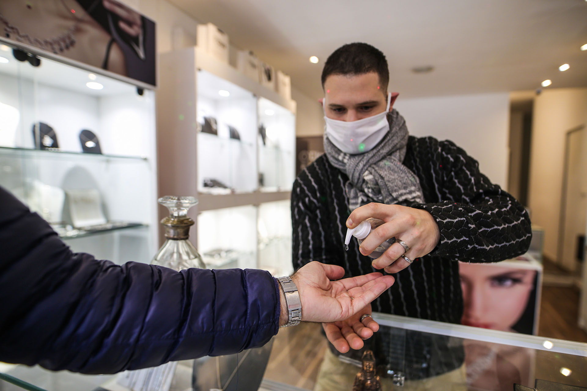 Para atender al público, quienes lo hacen deben conservar la distancia de 1,5 metros y se recomienda contar con algún elemento que la delimite (vidrio, acrílico, etc.). Además, se indica limpiarse con gel desinfectante cada vez que se intercambie algún objeto. (Christian Heit)