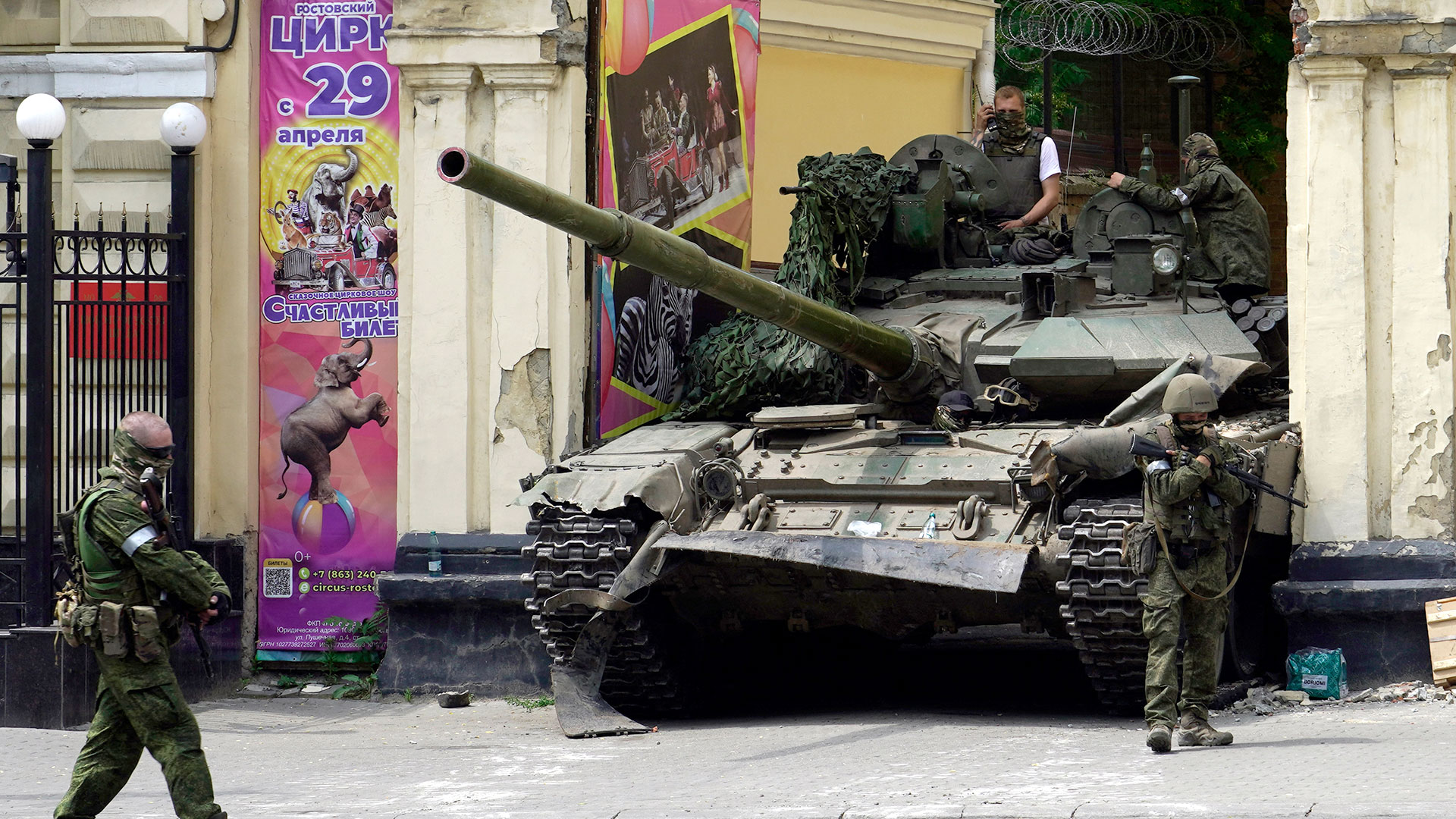 Mercenarios del Grupo Wagner en un tanque ubicado en una de las entradas del cuartel general del ejército ruso en Rostov-on-Don. (Photo by STRINGER / AFP)