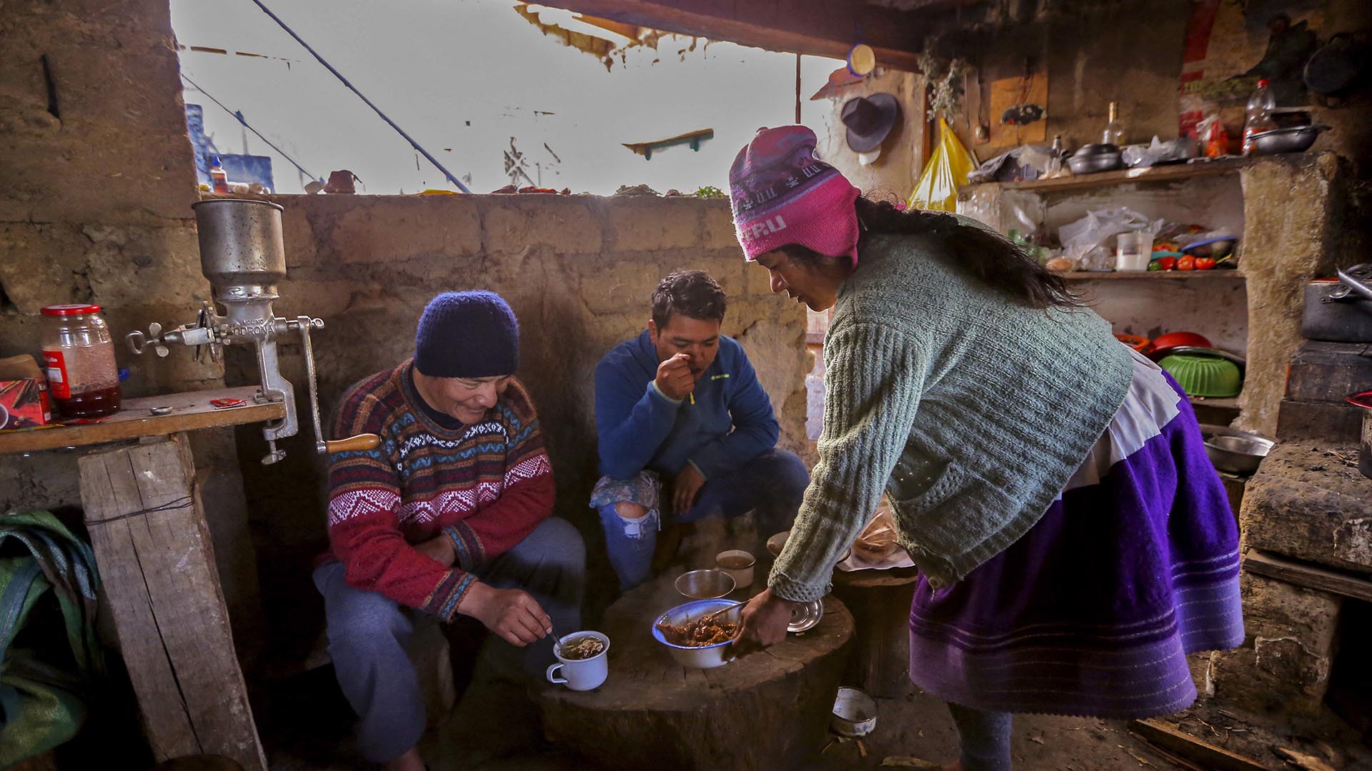 Lliuya, 41, sein Sohn Brandon und seine Frau Lidia essen auf ihrer Farm in Huaraz (AFP)