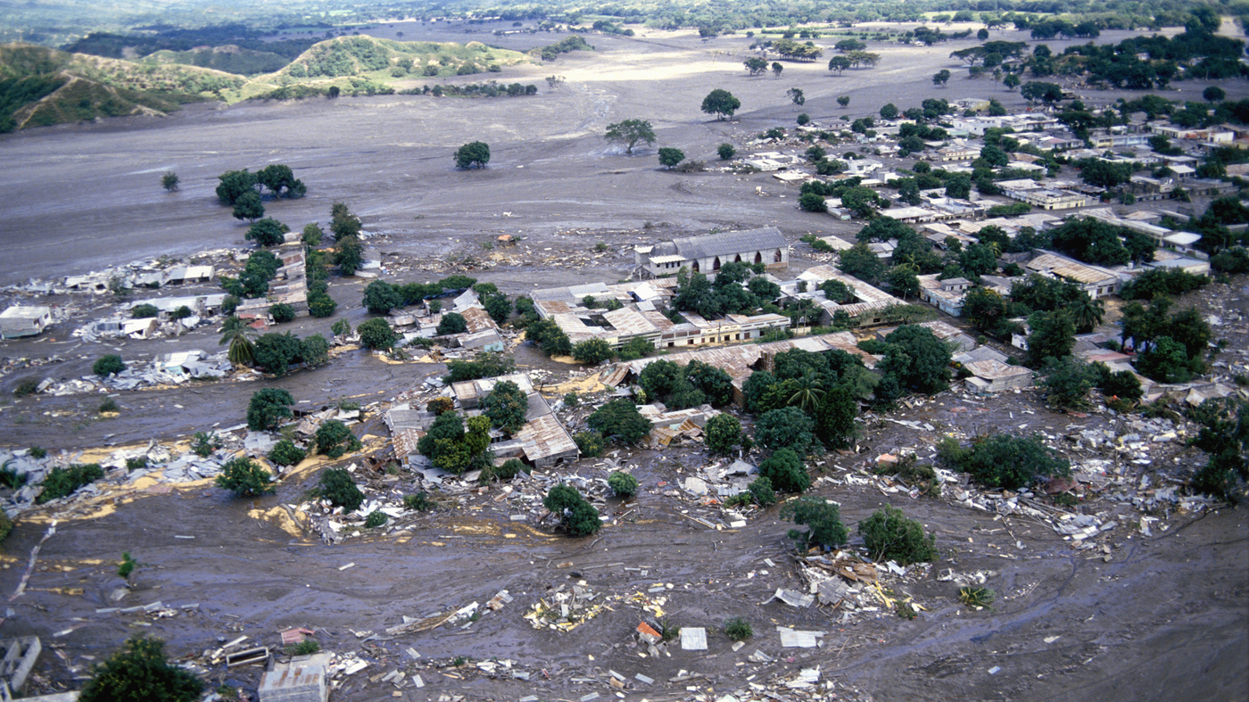 Foto aérea de la devastación que sufrió el pueblo Armero, en Colombia, después de la erupción del Nevado del Ruiz.