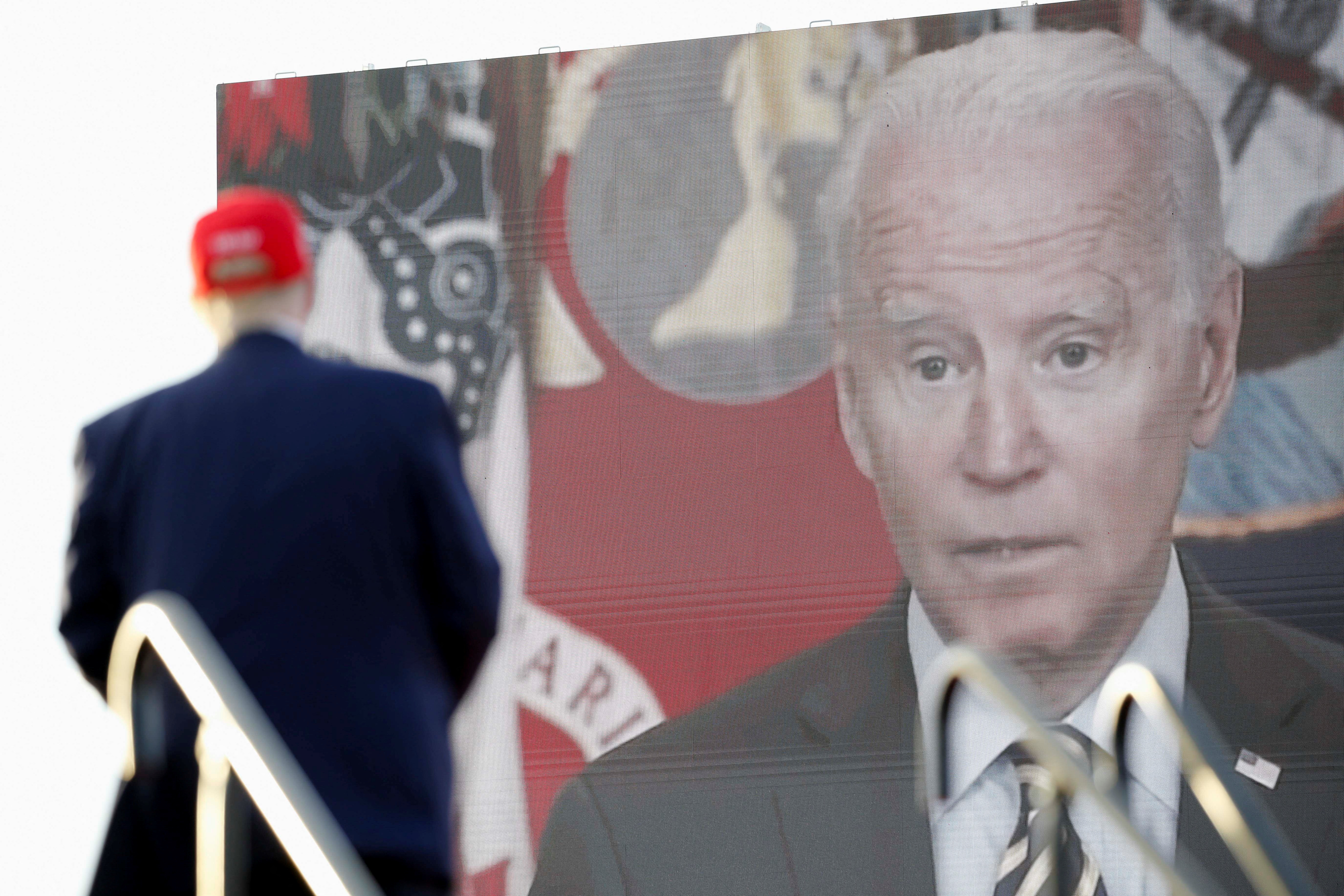 Un video del presidente de los Estados Unidos, Joe Biden, se ve en una pantalla mientras el ex presidente de los Estados Unidos, Donald Trump, habla durante un mitin antes de las elecciones de mitad mandato.(REUTERS/Marco Bello)