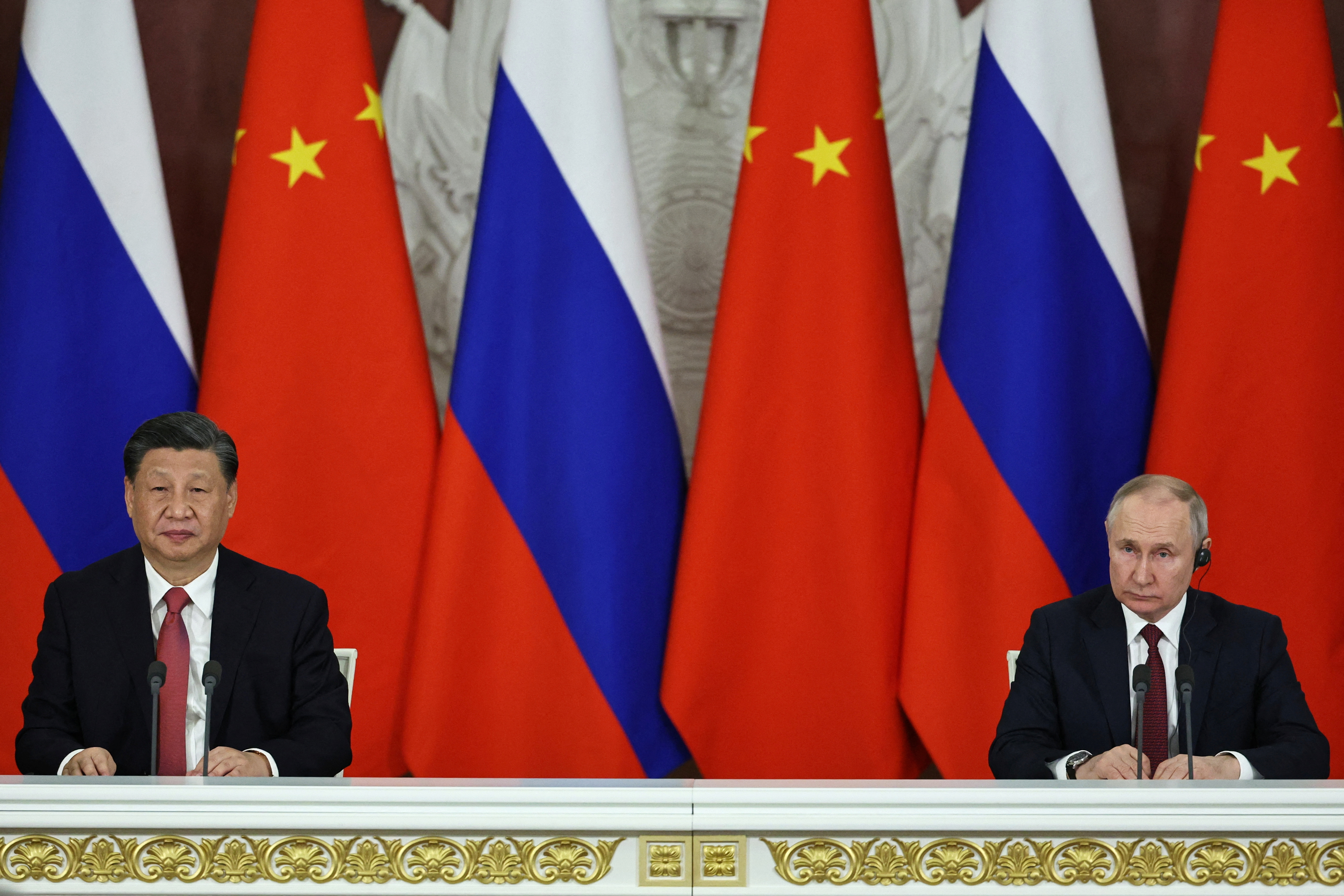 El presidente chino, Xi Jinping, y el presidente ruso, Vladimir Putin, en el Kremlin el 21 de marzo de 2023 (REUTERS)