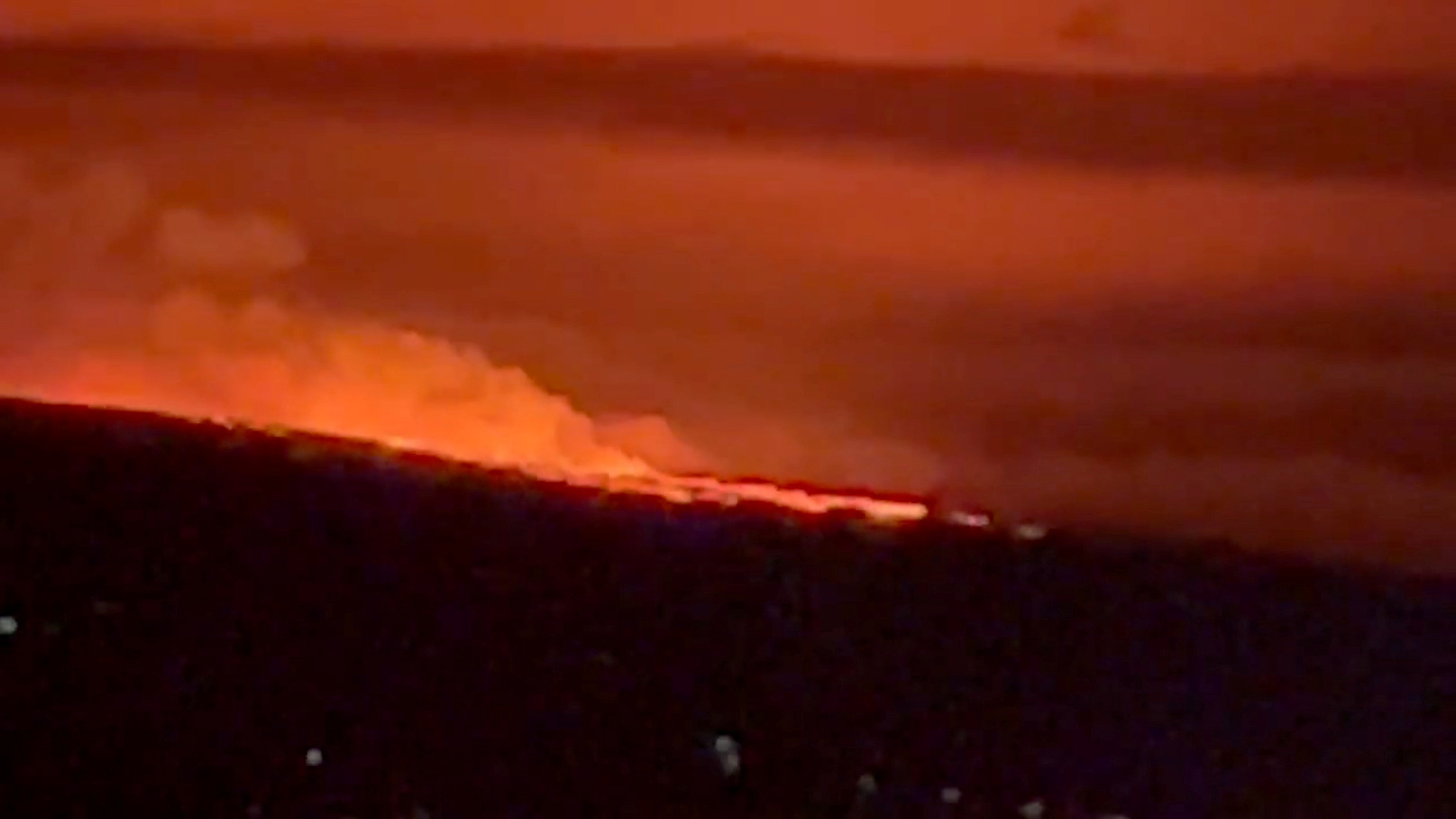 Los flujos de lava permanecieron “contenidos” dentro de la caldera de la cumbre de Mauna Loa, pero la erupción podría representar una amenaza para los residentes cercanos si las condiciones cambian, informó el Servicio Geológico de los Estados Unidos (USGS, por sus siglas en inglés) a las 11:45 p. m. hora local del domingo (9:45 p. m. GMT del lunes) unos 15 minutos después de la erupción dentro del Parque Nacional de los Volcanes de Hawái. kelly/ @MAGAHAWAII/via REUTERS 