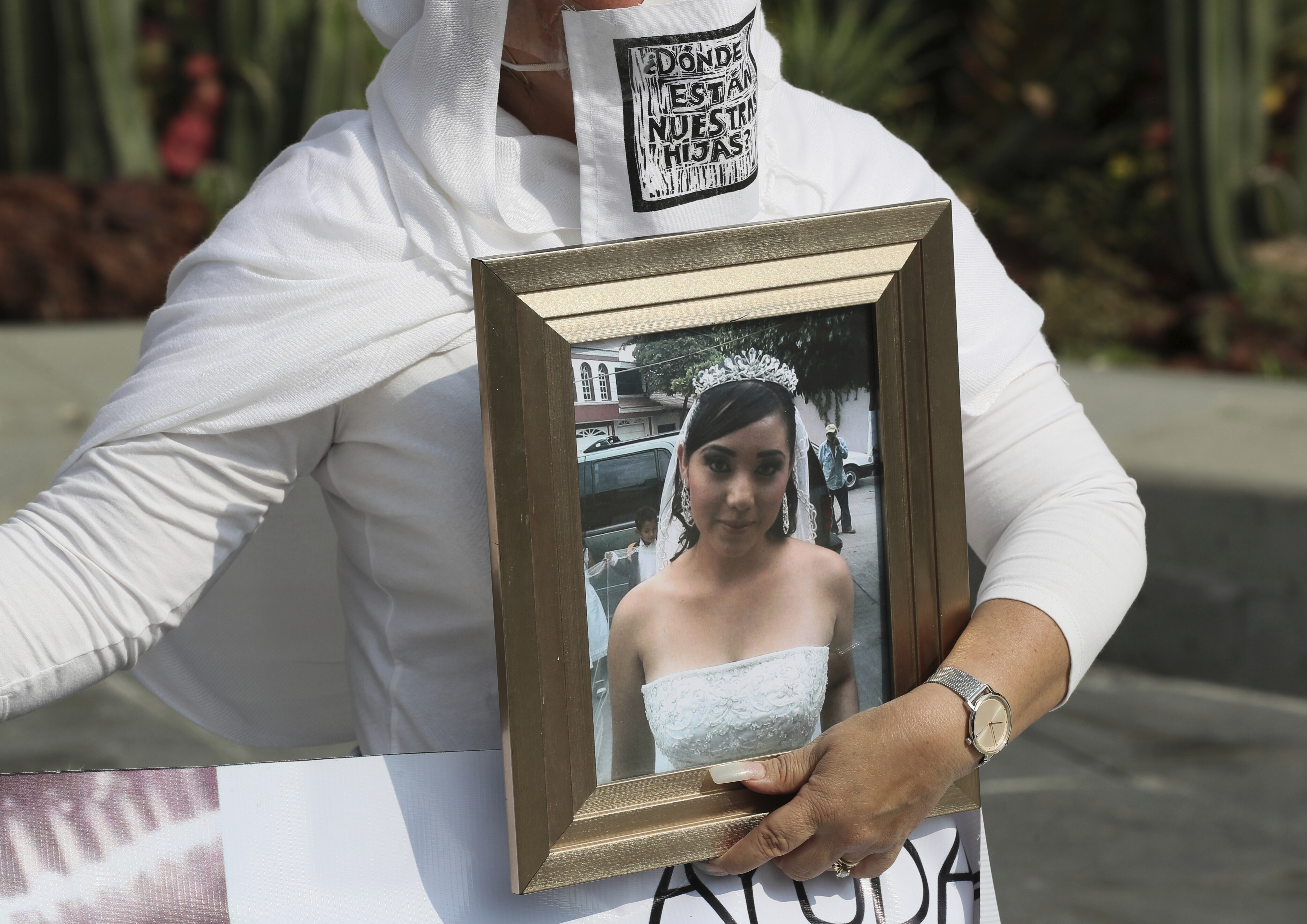 Un manifestante sostiene una foto de su hija desaparecida, durante una protesta del día de las madres por madres de niños desaparecidos en la Ciudad de México, el domingo 10 de mayo de 2020. (Foto: AP/Fernando Llano)