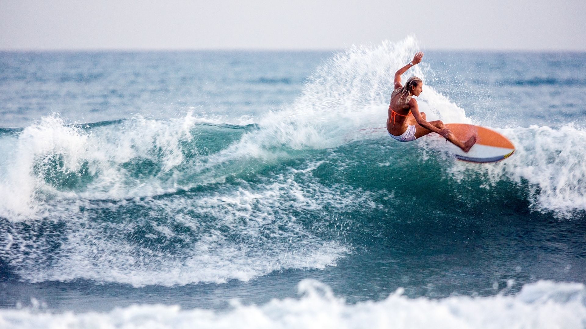 El surf es uno de los deportes predilectos por los amantes de la playa (Getty)