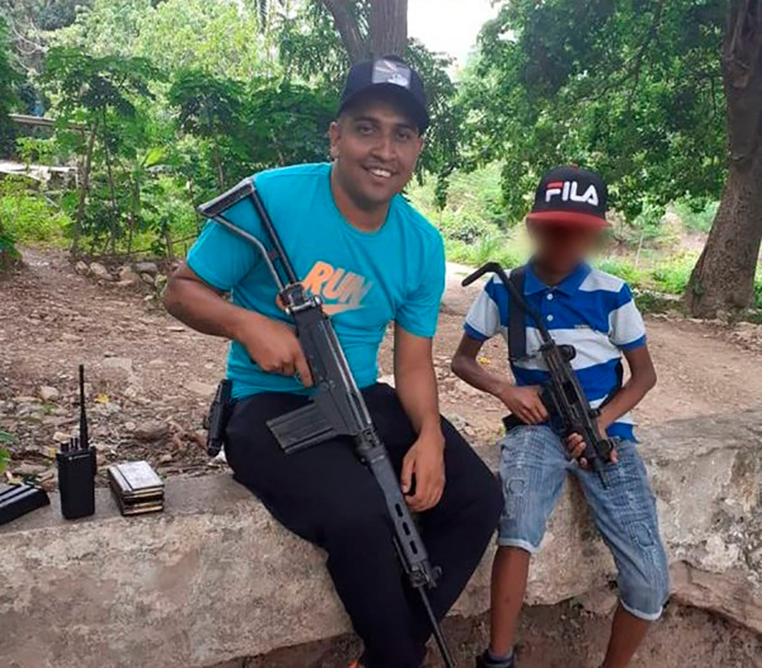 Foto de archivo de Carlos Enrique Gómez Rodríguez, alias "El Conejo", junto a un niño armado
