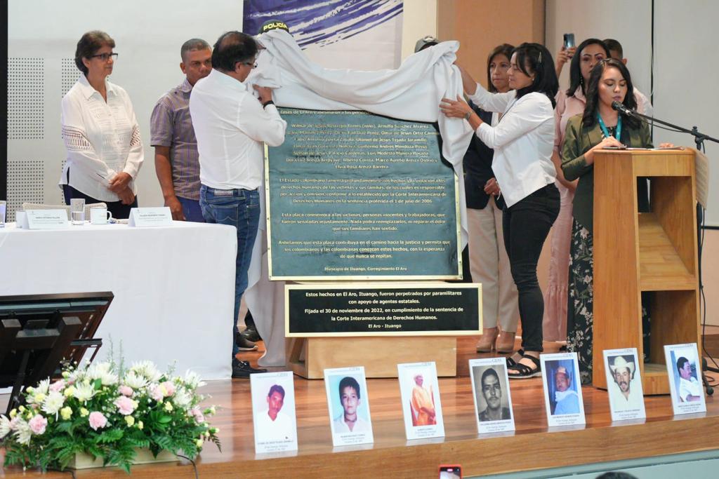 Placa revelada en el evento de reconocimiento de víctimas en masacres de Ituango, Antioquia. Crédito: Presidencia