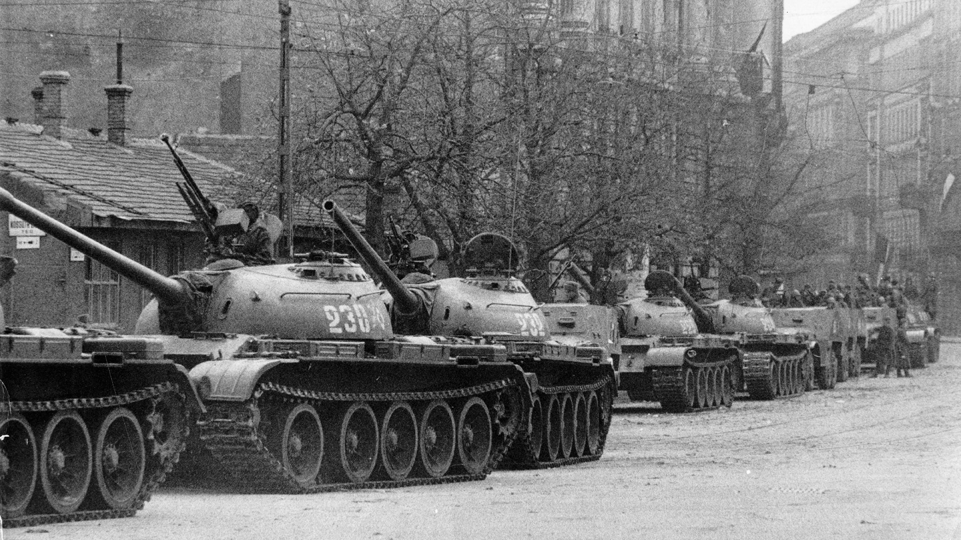 Tanques soviéticos T-54/T-55 forman un amenazador anillo alrededor de los edificios del Parlamento en Hungría el 12 de noviembre de 1956. (Gettyimages)