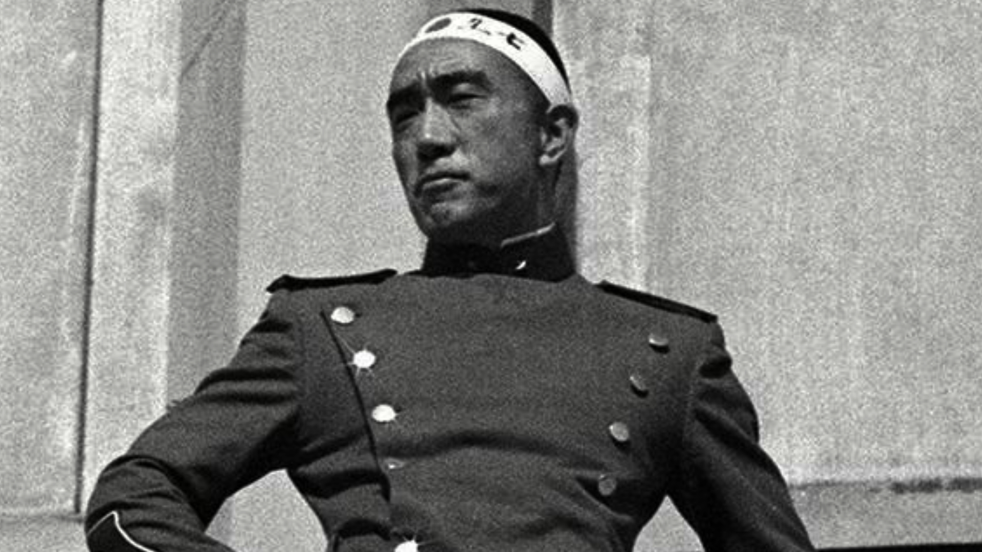 Yukio Mishima se suicido bajo la técnica Seppuku, un ritual de los guerreros japoneses que se realiza mediante la apertura del vientre, también es conocido como HARA-KIRI.