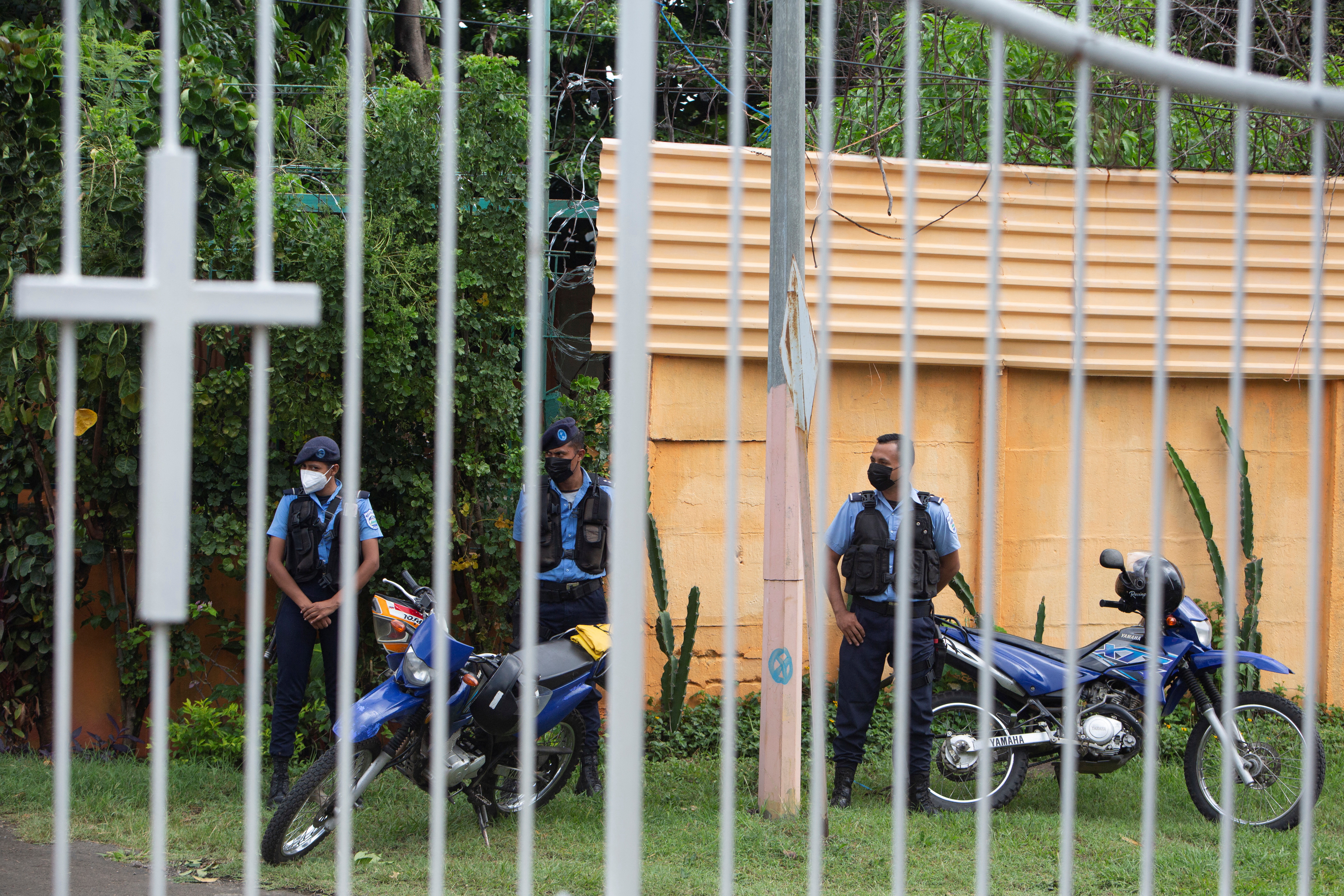 Los policías han creado un cerco alrededor de los templos (REUTERS/Maynor Valenzuela)