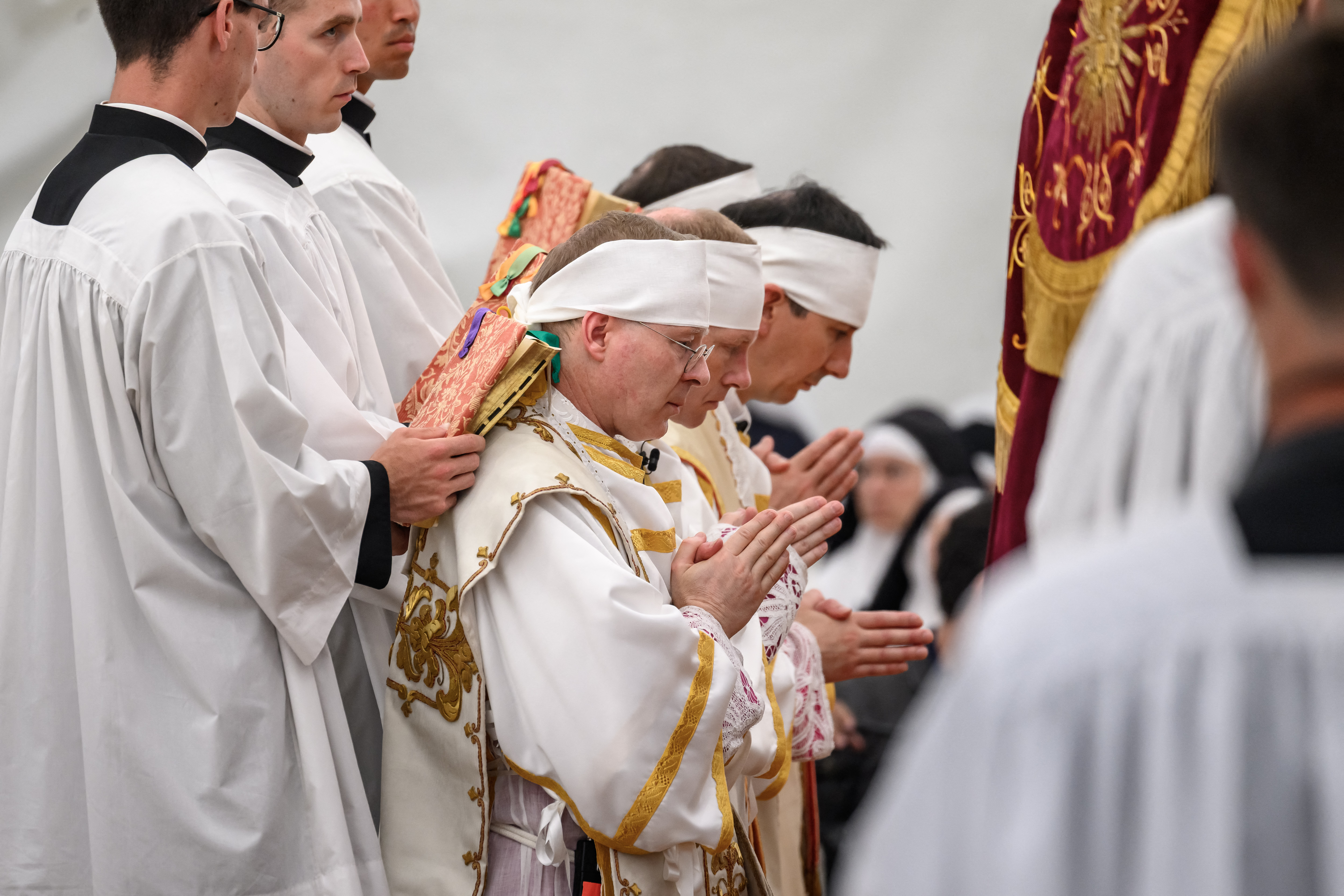 Un grupo tradicionalista desafi&oacute; al Papa y orden&oacute; cuatro obispos pese a la advertencia de excomuni&oacute;n