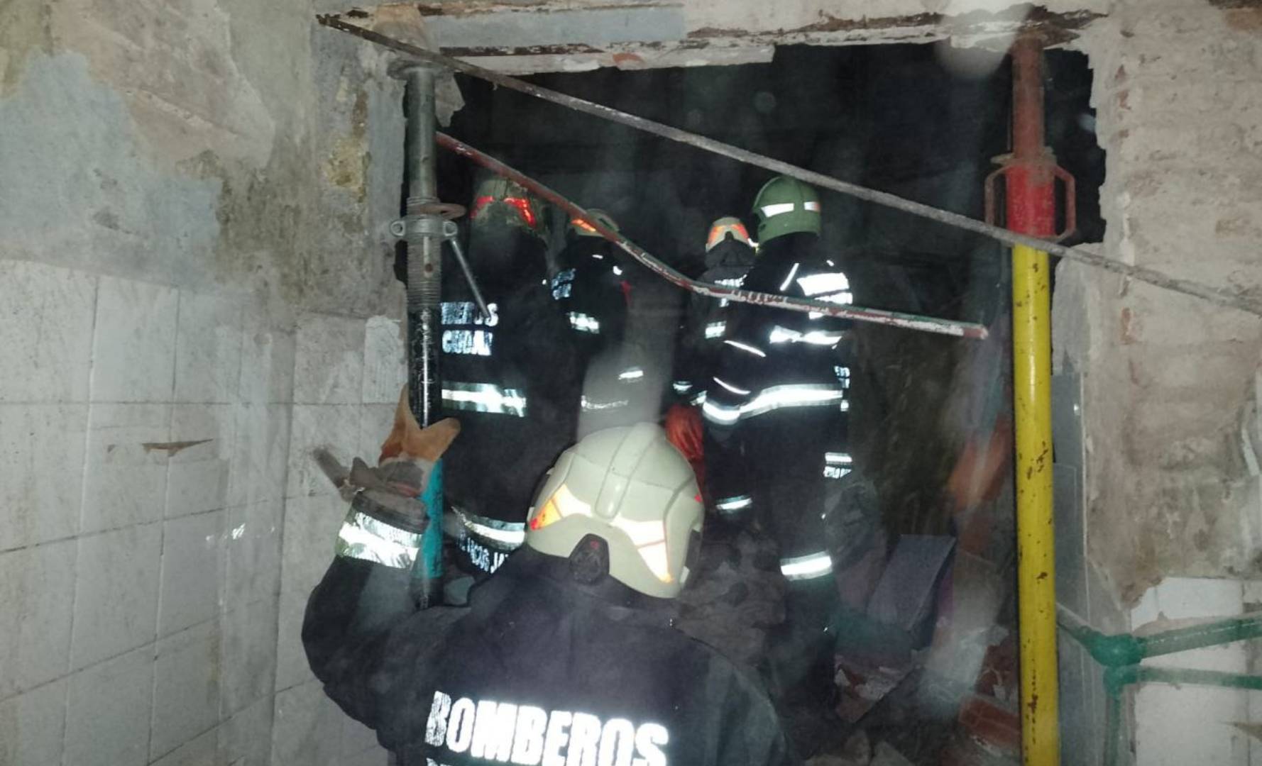 Bomberos trabajando en la casa derrumbada de Floresta (Fuente: @EmergenciasBA)