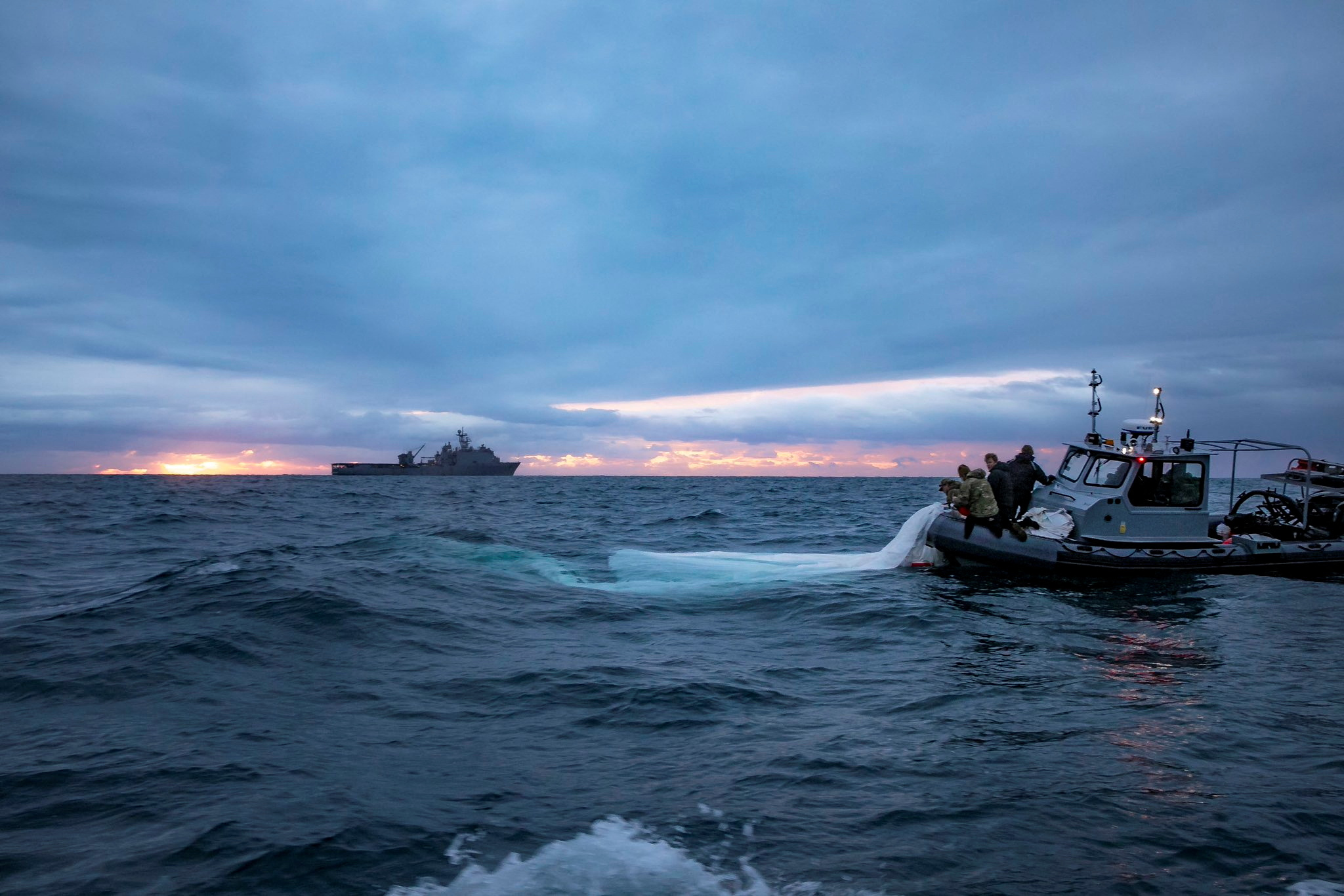 Marineros de las Armada de EEUU recuperan los restos del globo espía chino. U.S. Fleet Forces/U.S. Navy photo/Handout via REUTERS