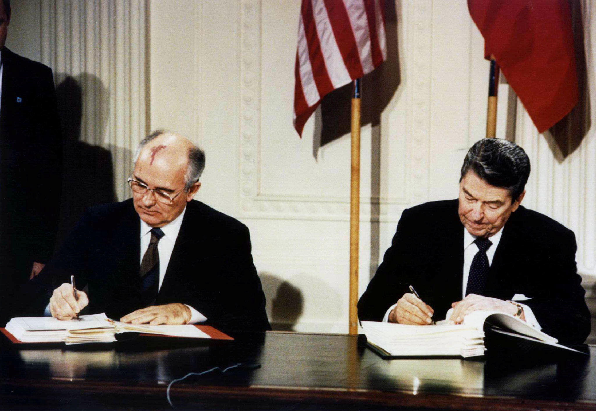 Ronald Reagan y Mikhail Gorbachev firman el tratado de Fuerzas Nucleares de Alcance Intermedio (INF) en la Casa Blanca, el 8 de diciembre de 1987 (Reuters)
