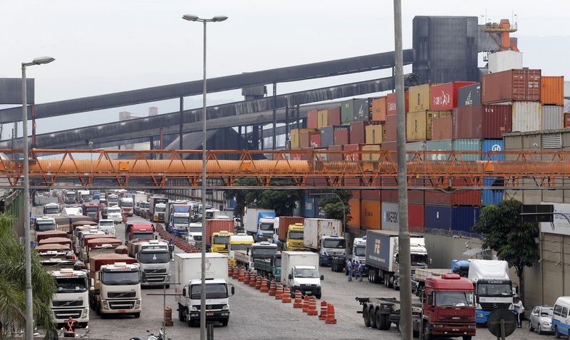 Los camiones se alinean en las terminales de azúcar y soja en el puerto de Santos. Los expertos estiman que cientos de toneladas de cocaína salen del puerto cada mes para llegar a Europa y a otros países (REUTERS/Paulo Whitaker)