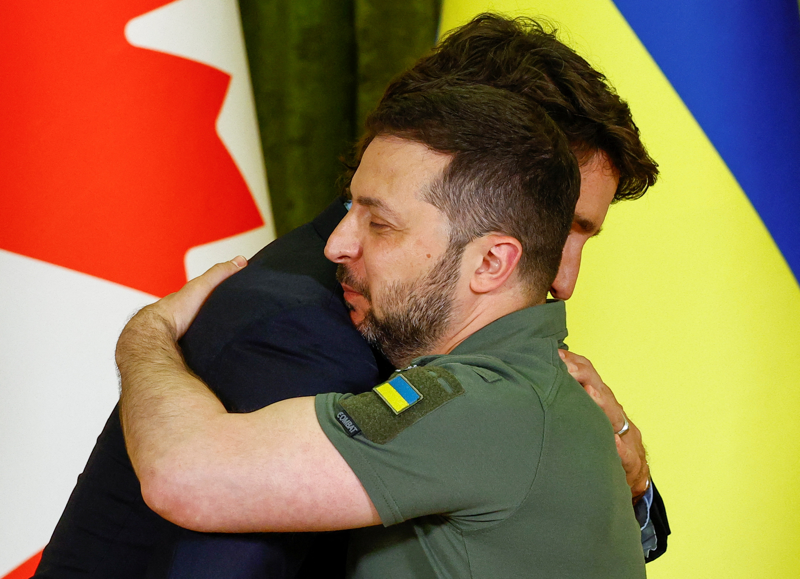 El primer ministro canadiense, Justin Trudeau, y el presidente de Ucrania, Volodymyr Zelenskiy, se abrazan durante una conferencia de prensa conjunta, en medio del ataque de Rusia a Ucrania, en Kiev, Ucrania, el 10 de junio de 2023. REUTERS/Valentyn Ogirenko