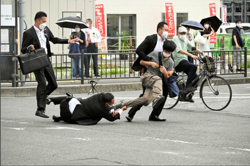 La policía japonesa detuvo al asesino tras disparar con un arma casera a Shinzo Abe