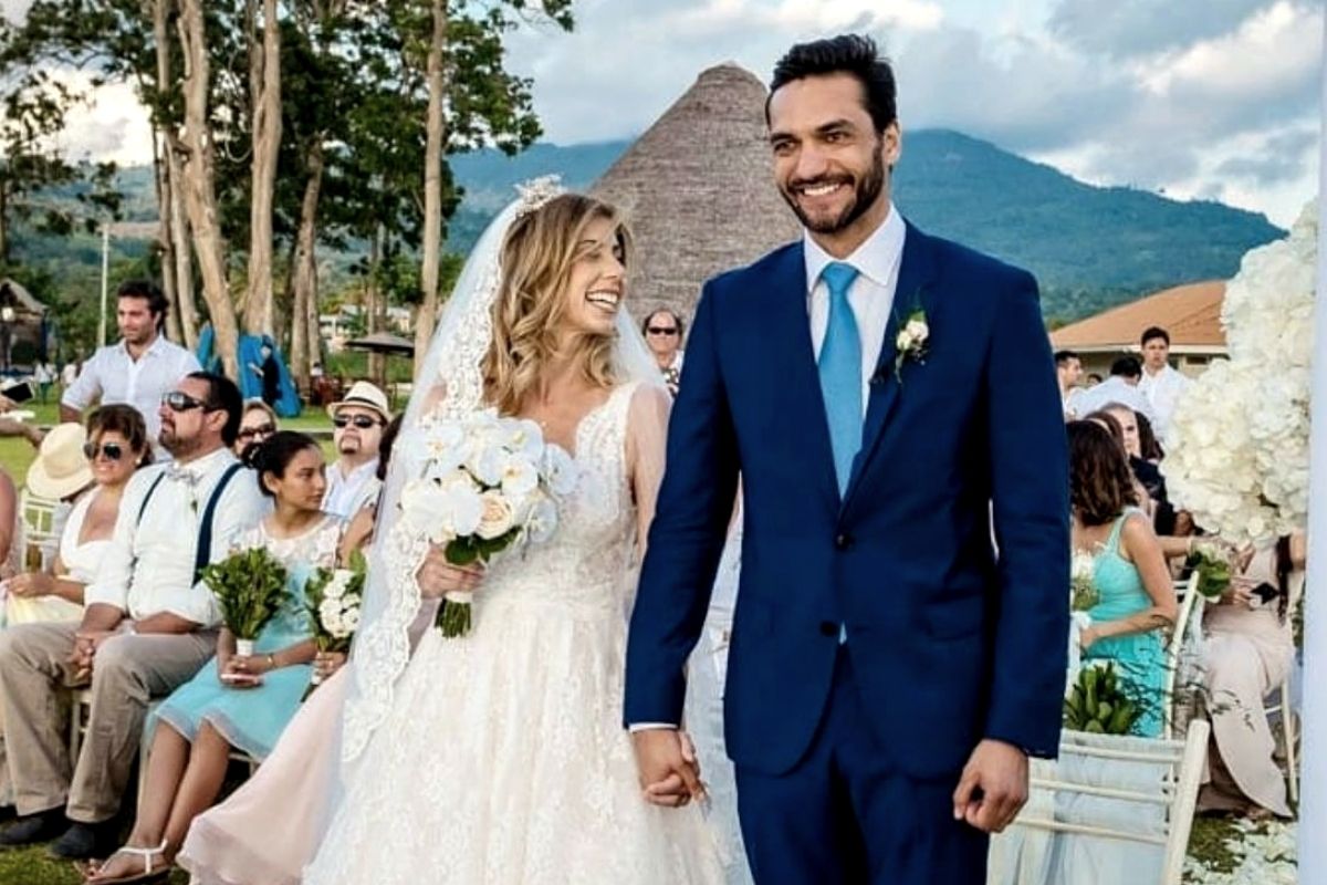Fiorella Cayo y Miguel Labarthe se casaron en una romántica ceremonia en la Laguna Azul, Tarapoto. (Foto: Instagram)