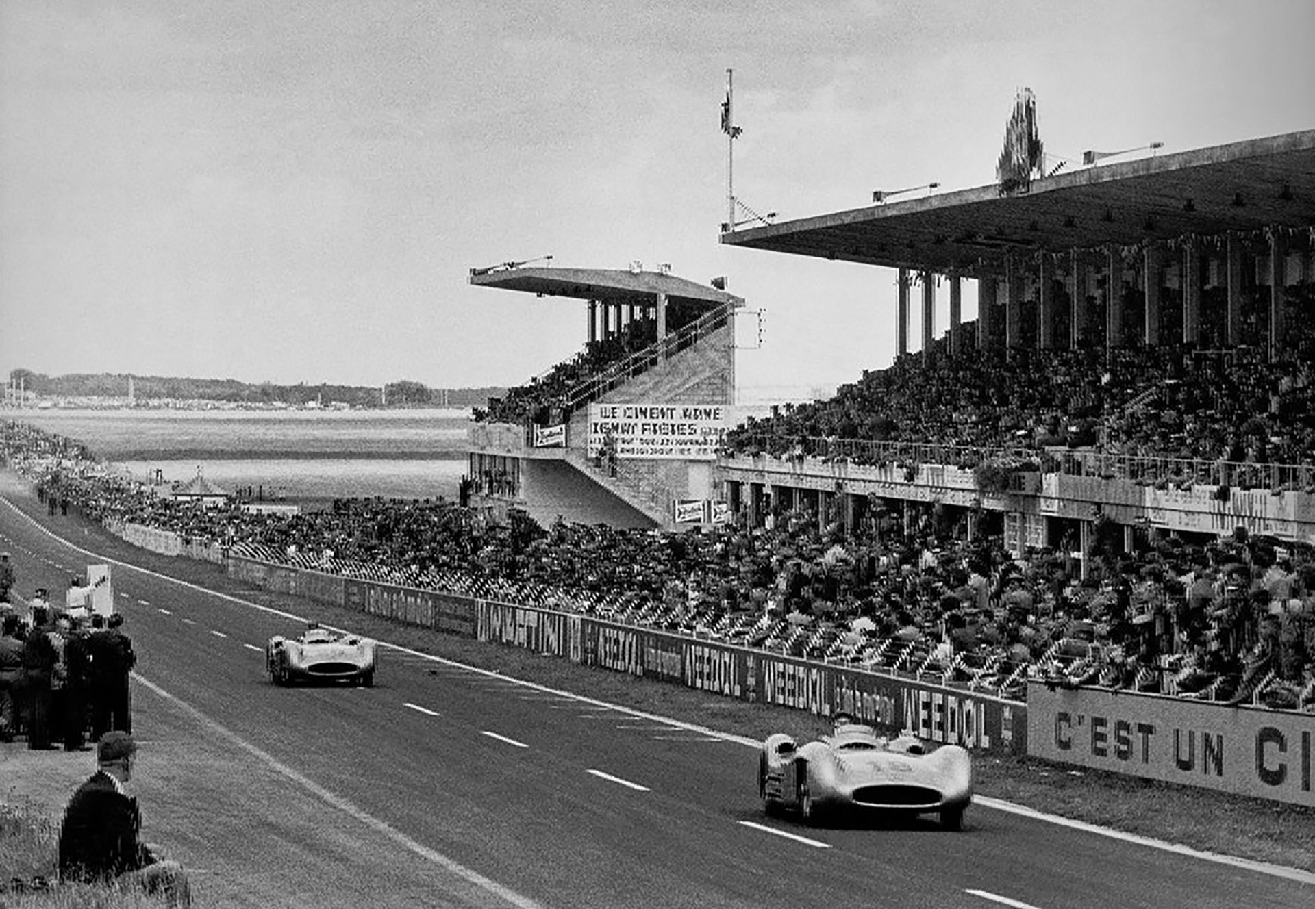El día de la primera victoria de Mercedes en F1. Fue debut y triunfo de la mano de Juan Manuel Fangio (número 18), en Reims, Francia, el 4 de julio de 1954.
