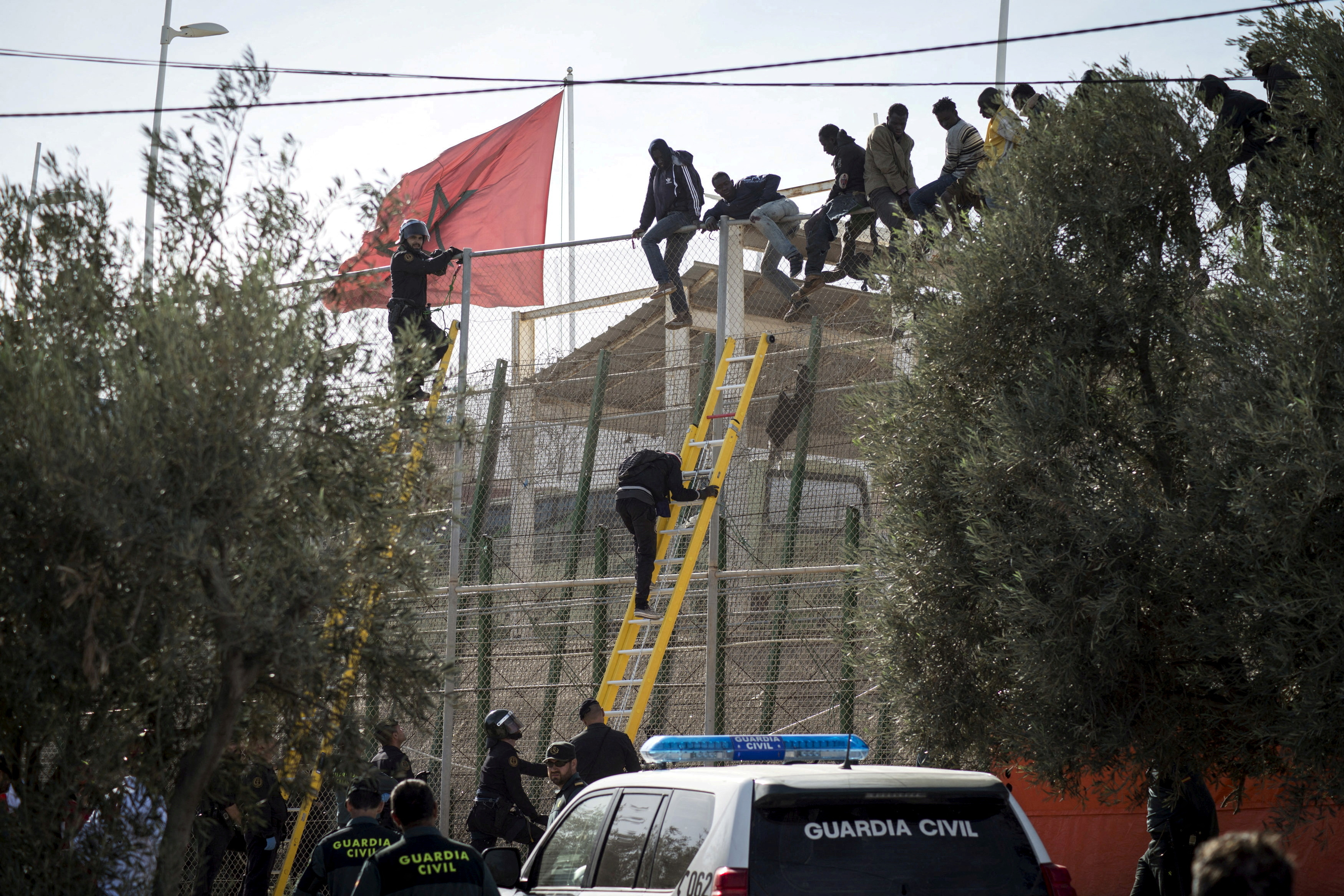 Al menos 23 migrantes perdieron la vida al intentar cruzar la valla fronteriza de Melilla (Foto: REUTERS/Jesus Blasco de Avellaneda/File Photo)