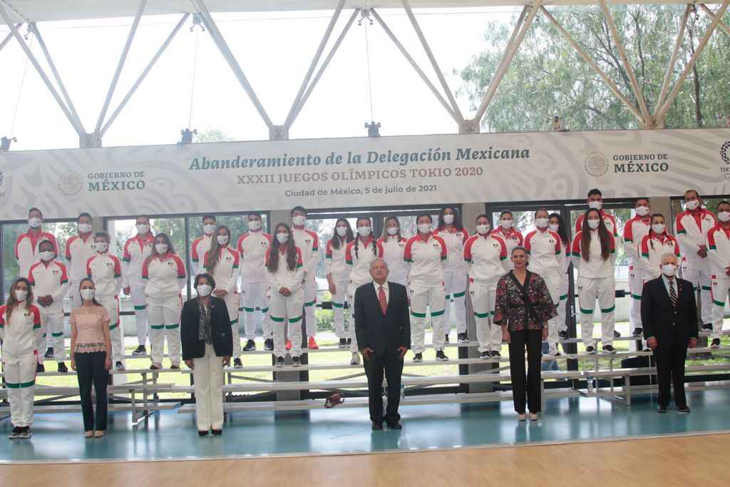 Imagen del abanderamiento de los atletas olímpicos rumbo a Tokio (Foto: Gobierno de México)