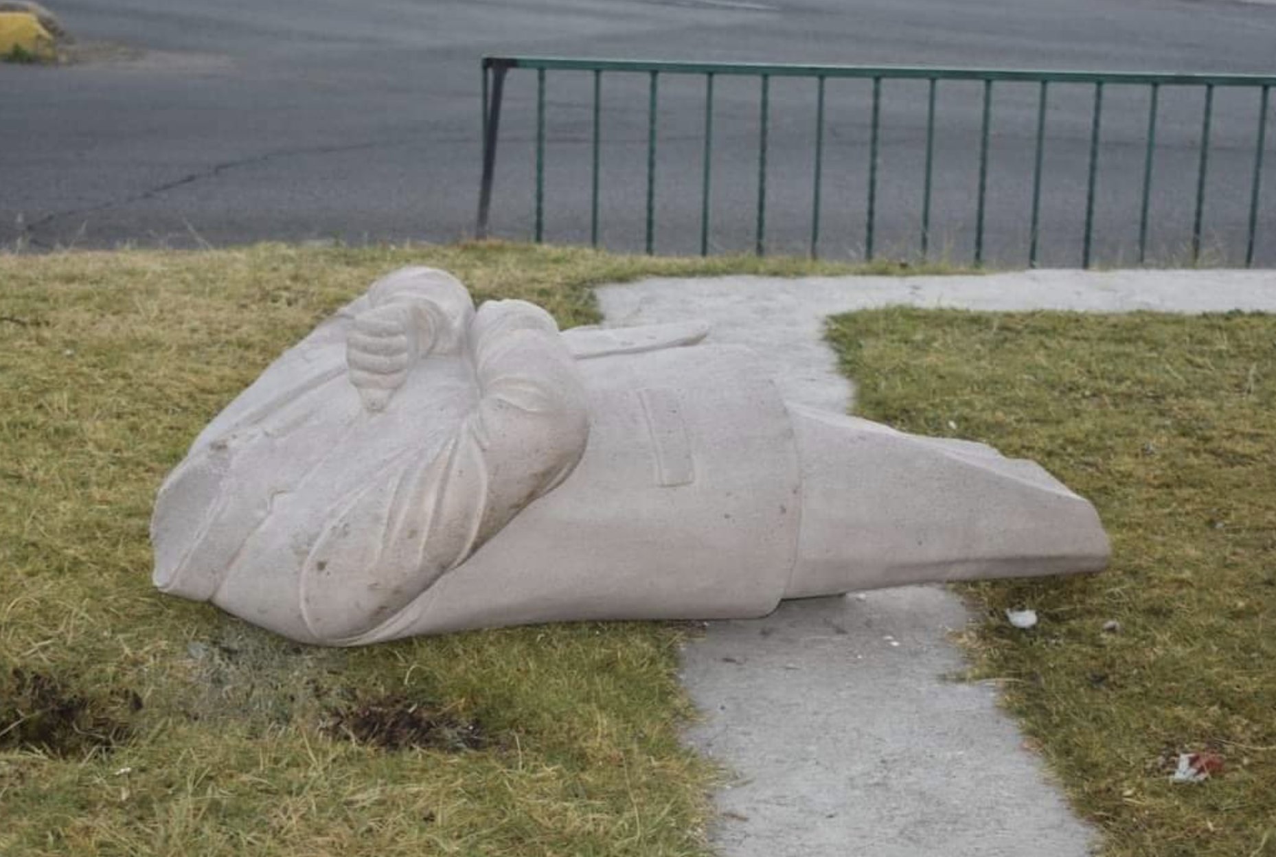 Gobierno de Atlacomulco investigará vandalización de estatua de AMLO (Foto: Twitter/@vampipe)