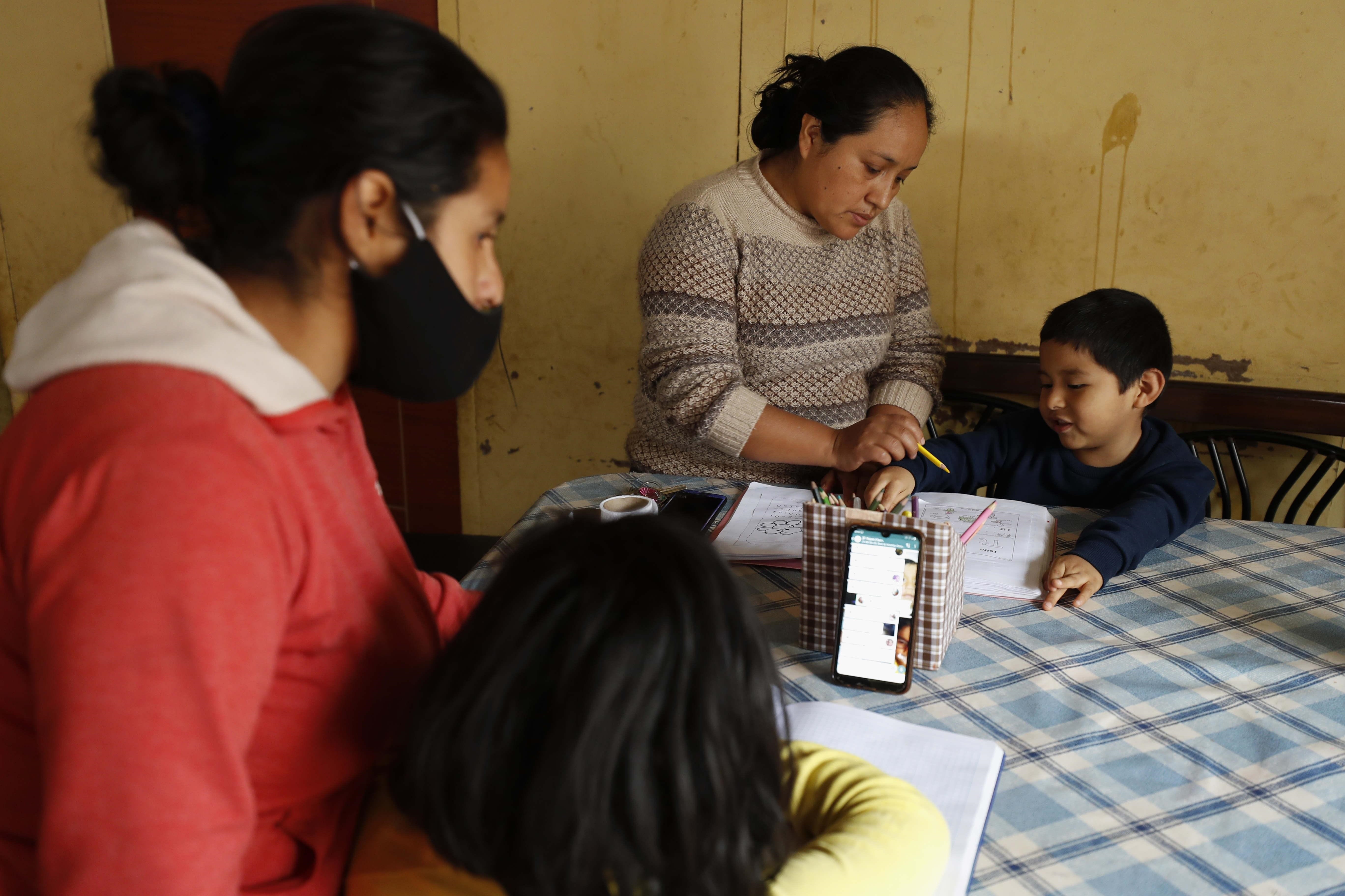 La educación en línea tuvo muchas estrategias y contextos diversos (Foto: EFE/ Paolo Aguilar)