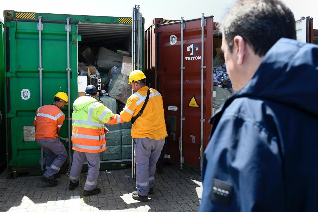 Massa tuvo un acto en el Puerto de Buenos Aires en el que la Aduana decomisó 14 contenedores con productos de contrabando