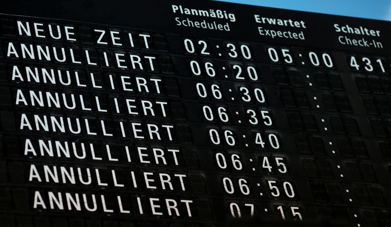 Tablero que muestra los vuelos cancelados mientras los pilotos de Eurowings inician una huelga de tres días, en Colonia, Alemania, el 17 de octubre de 2022. REUTERS/Thilo Schmuelgen