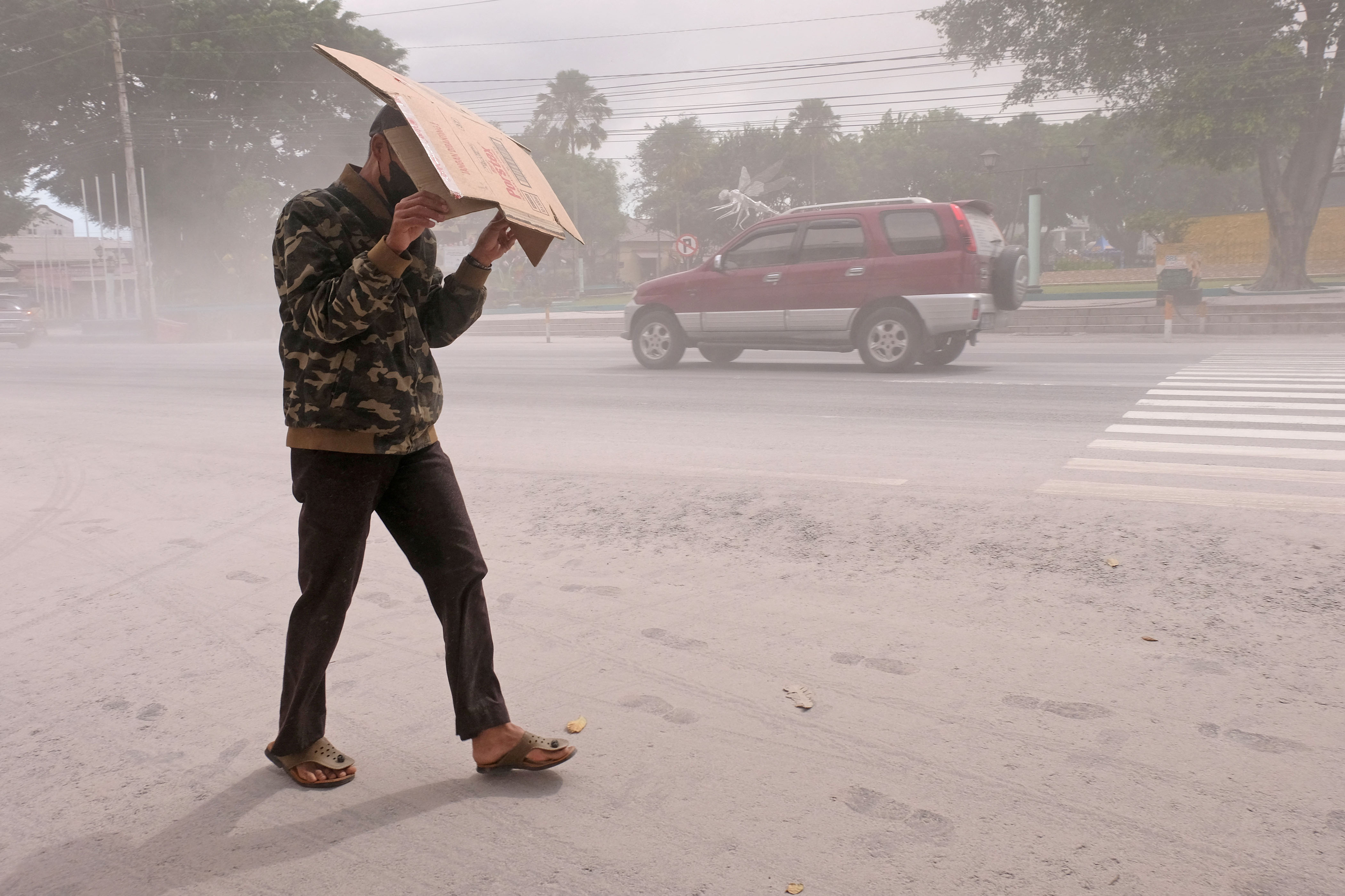 Un hombre se protege de las cenizas de la erupción del volcán indonesio Monte Merapi, en Magelang, provincia de Java Central, Indonesia, 11 de marzo de 2023. Antara Foto/Anis Efizudin/via REUTERS 