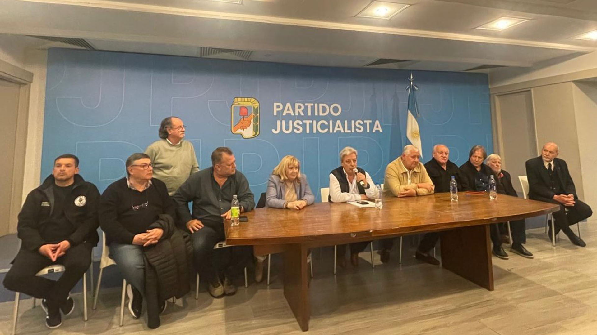 Un auto perdió el control, chocó contra una fila de motos estacionadas y terminó volcado