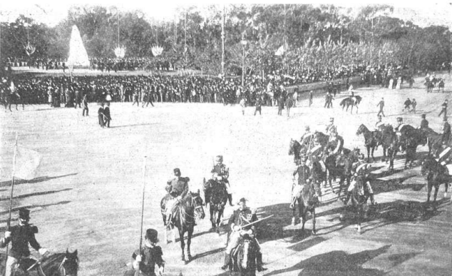 25 de mayo de 1900: inauguración del monumento a Sarmiento, donde estaba la casa de Rosas. Fotografía revista Caras y Caretas.
