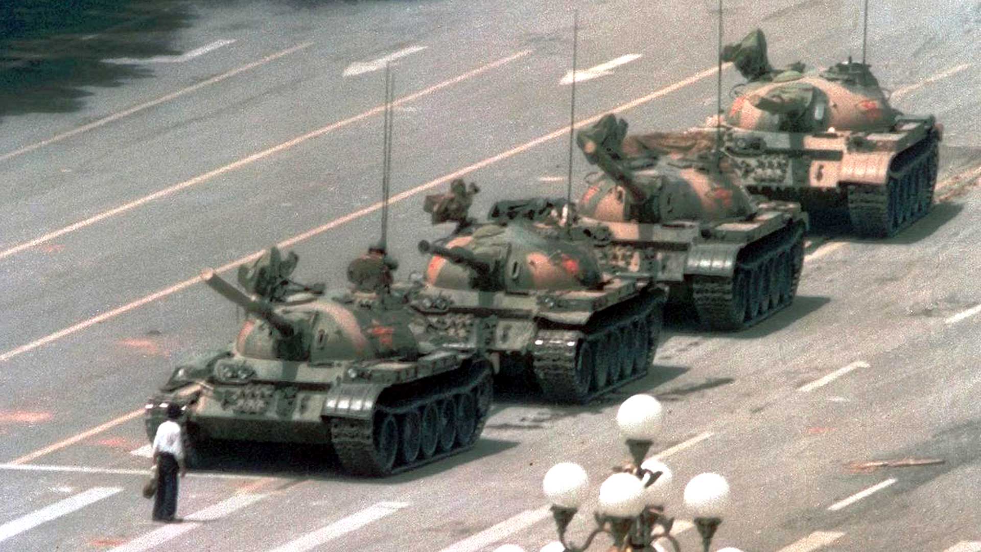 Un hombre desafía a una columna de tanques un día después de la masacre de la plaza Tiananmén