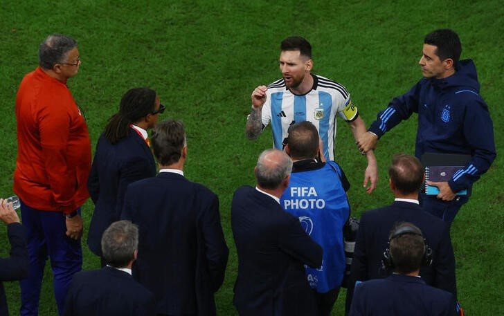 Luego del partido, Messi fue en búsqueda del entrenador neerlandés (Reuters)