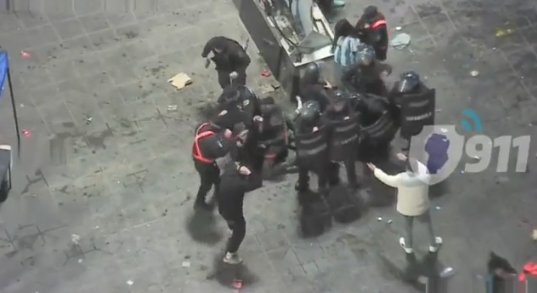 Un grupo de personas atac&oacute; a botellazos a la Polic&iacute;a de C&oacute;rdoba durante los festejos por el triunfo de la selecci&oacute;n