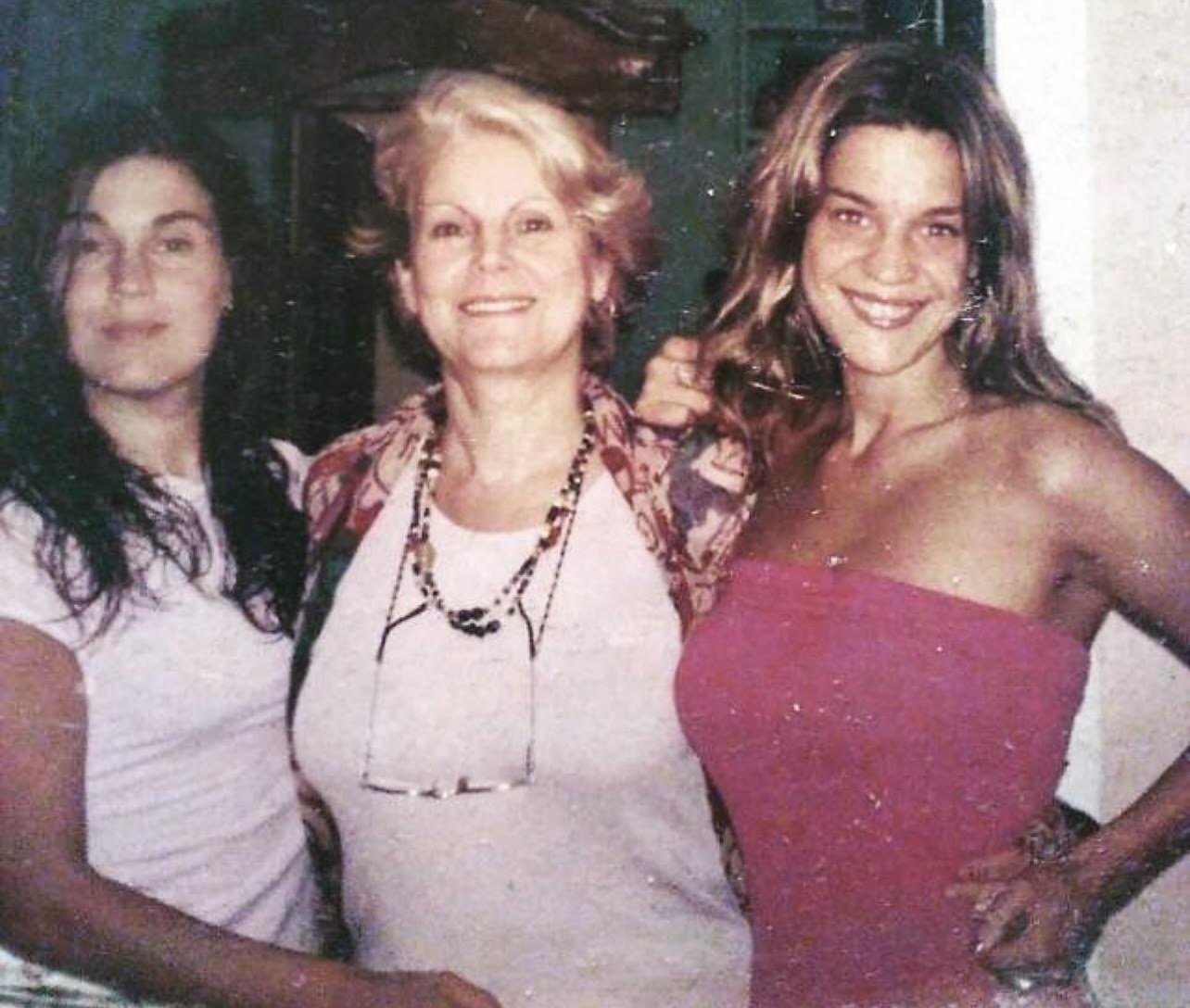 Leticia Brédice con su hermana menor, Valeria, y su mamá Nora, en 2000