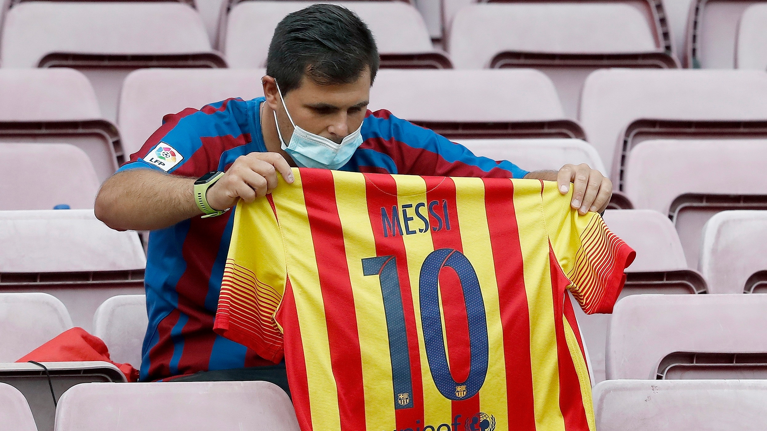 Barcelona, un club en crisis, dejó ir Lionel Messi que hoy genera millones en PSG (Foto: EFE)