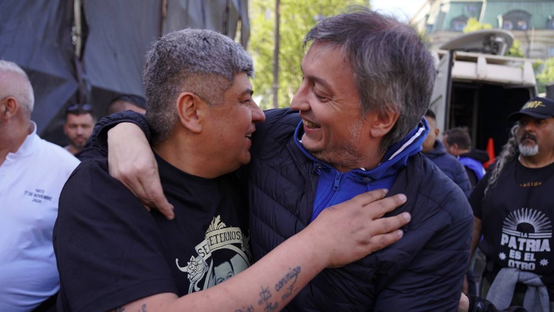 Pablo Moyano y Máximo Kirchner se saludan en su llegada a la Plaza