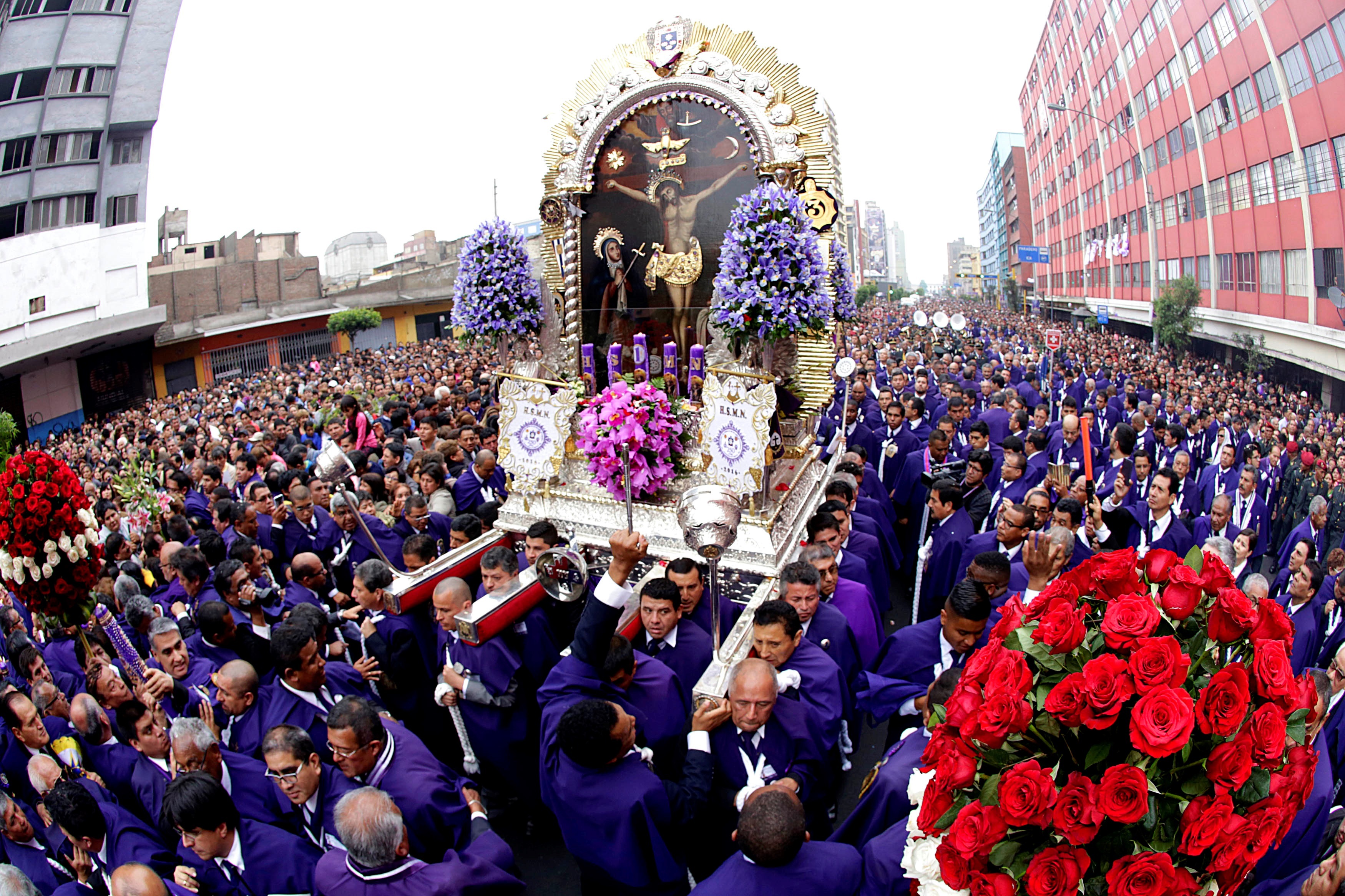 Las Tradiciones Peruanas Que Celebran Al Señor De Los Milagros En El 