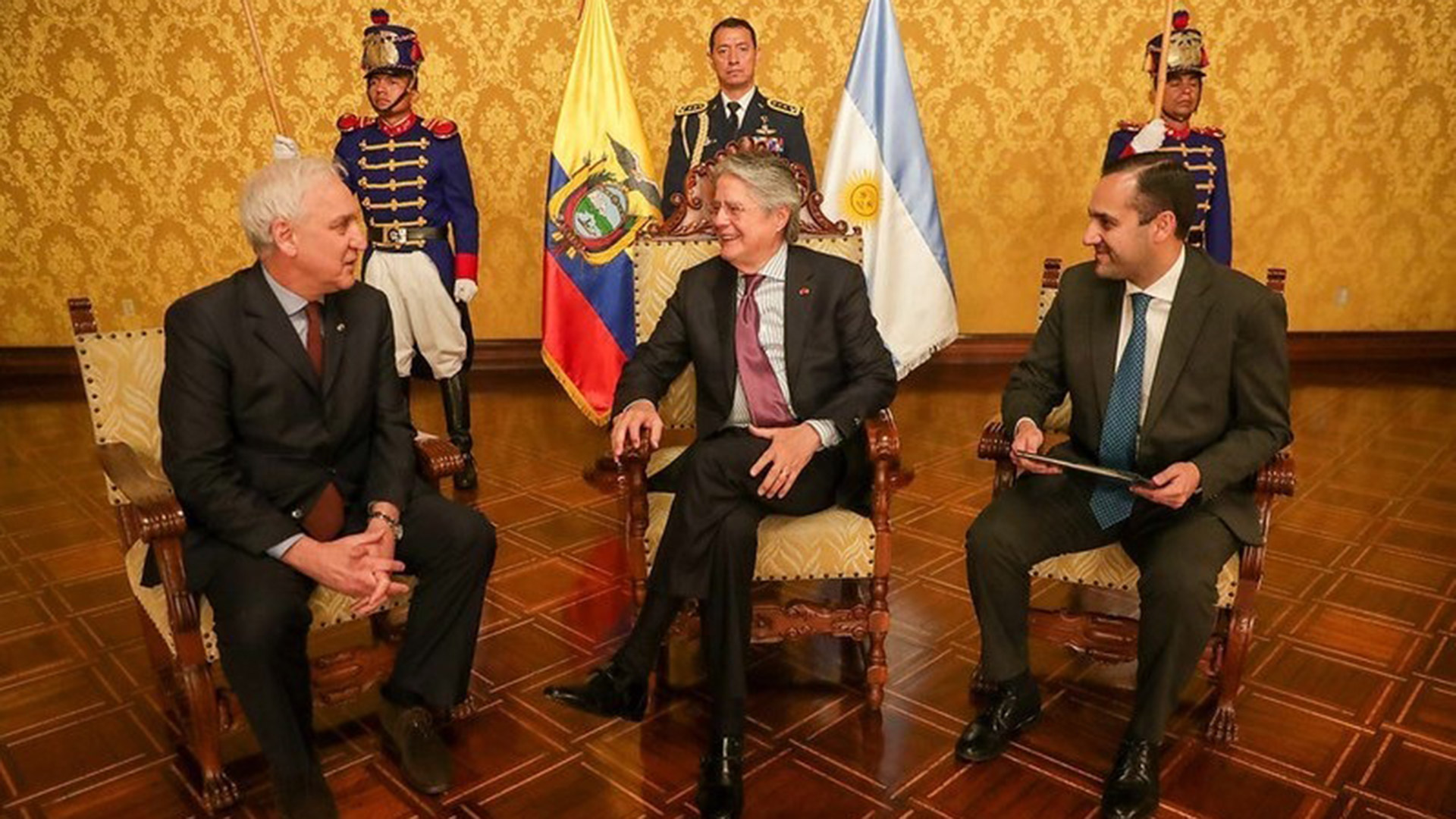 Foto de archivo del presidente ecuatoriano Guillermo Lasso y Juan Carlos Holguin junto a Gabriel Fuks, ex ﻿embajador argentino en Quito