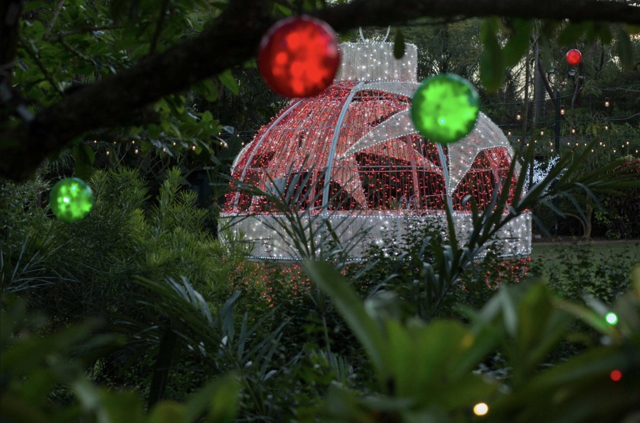 Un elaborado espectáculo de luces se combina con nuevas pantallas multicolores más grandes. (Pinecrest Village)