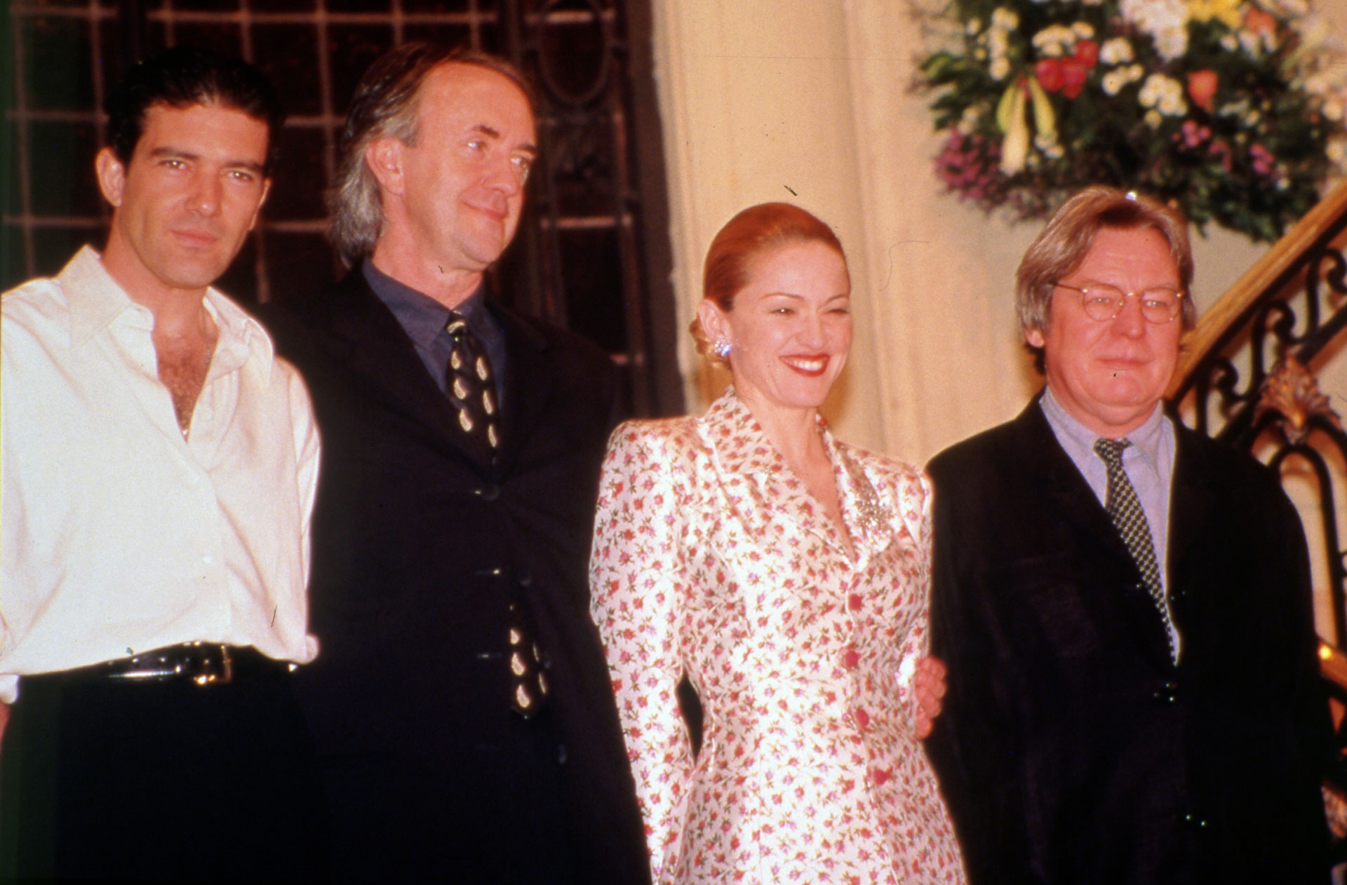 Antonio Banderas, Jonathan Price, Madonna y Alan Parker en el hotel donde se hospedaron en Buenos Aires