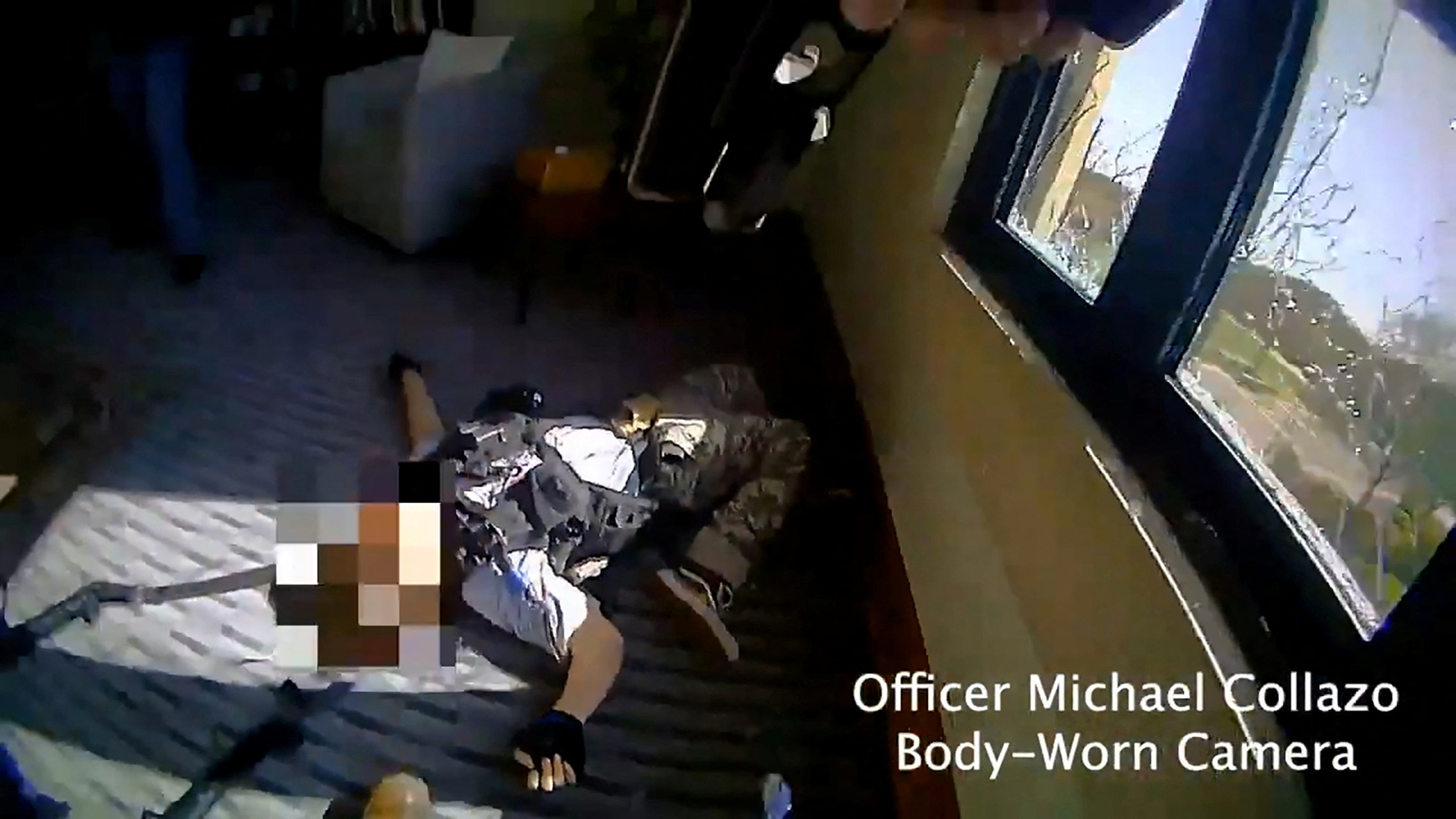 Imagen de la atacante abatida, captada por la cámara corporal del oficial Michael Collazo, de la policía de Nashville 