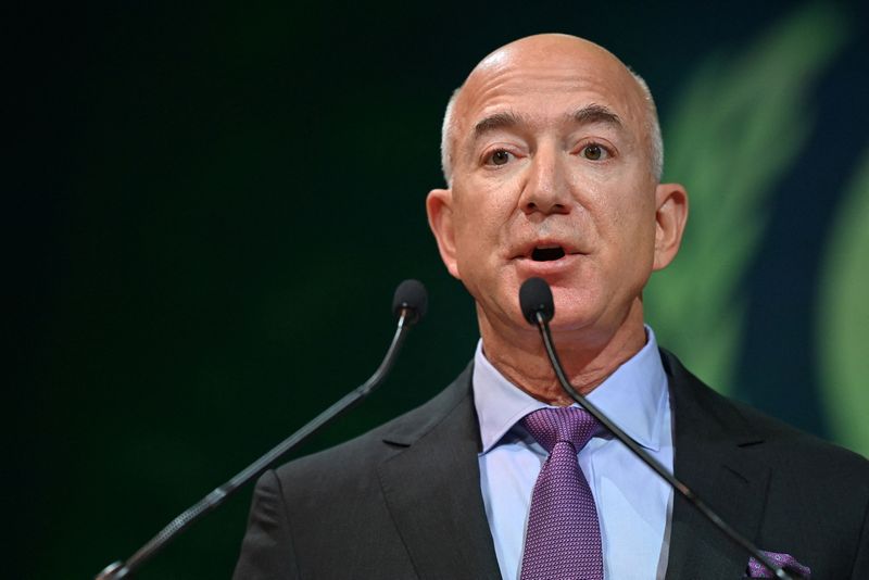 FOTO DE ARCHIVO: El fundador de Amazon, Jeff Bezos, durante la conferencia sobre el cambio climático COP26 de las Naciones Unidas celebrada en Glasgow, Escocia, Reino Unido, el 2 de noviembre de 2021. Paul Ellis/Pool vía REUTERS