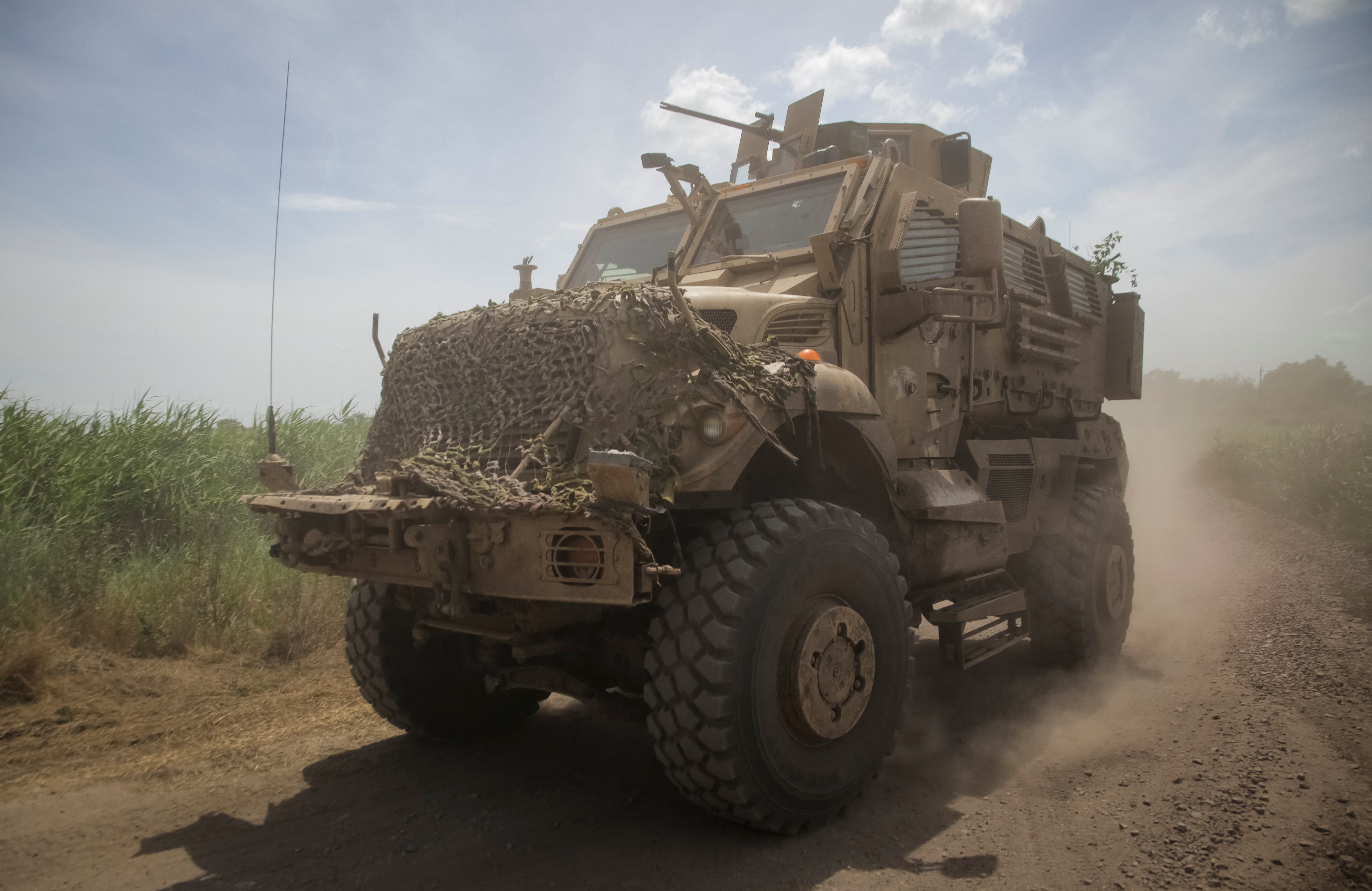 Un vehículo militar ucraniano ingresa a la aldea de Neskuchne (REUTERS/Oleksandr Ratushniak)